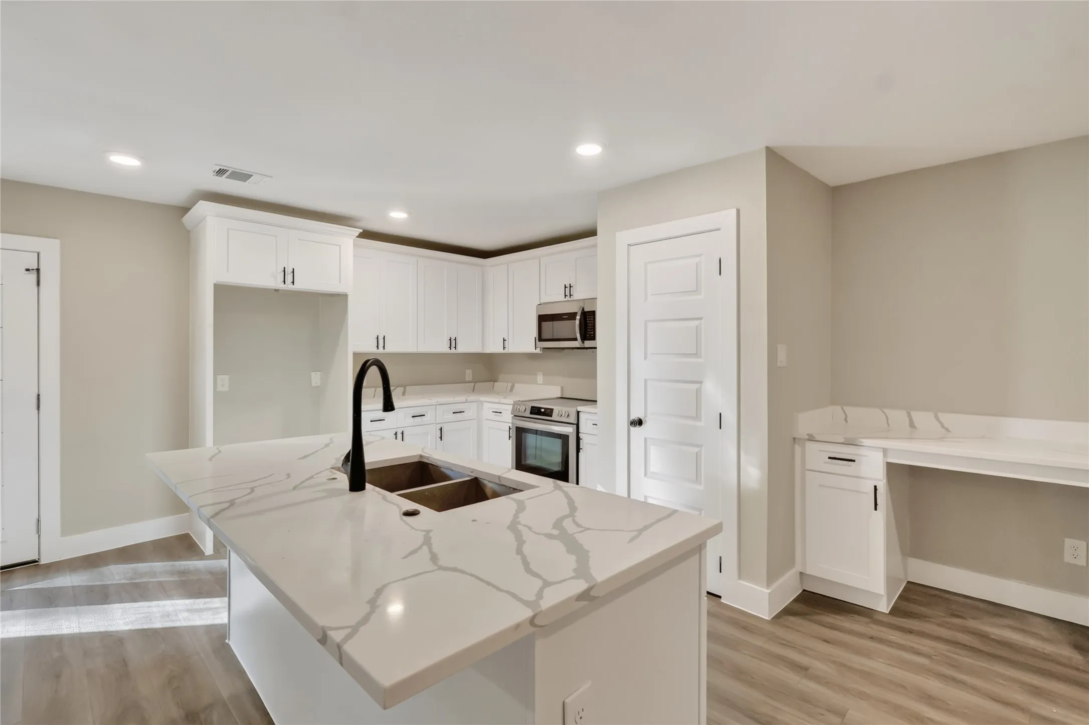 Single Family Residence For Rent in Kaufman County , 209 W 9th Street, Kemp, Texas 75143, 5 Bedroom, 3 Bathroom, 2 Garage spaces, 2,728 Sqft, built in 1969, mls#21347623, Real Estate Agent in Kemp, Homes For Rent in Kaufman county, Homes For Rent in Kemp, Realtor in Kemp Texas, Real Estate Brokerage Independent Realty Texas, Luminita Cordes Realtor