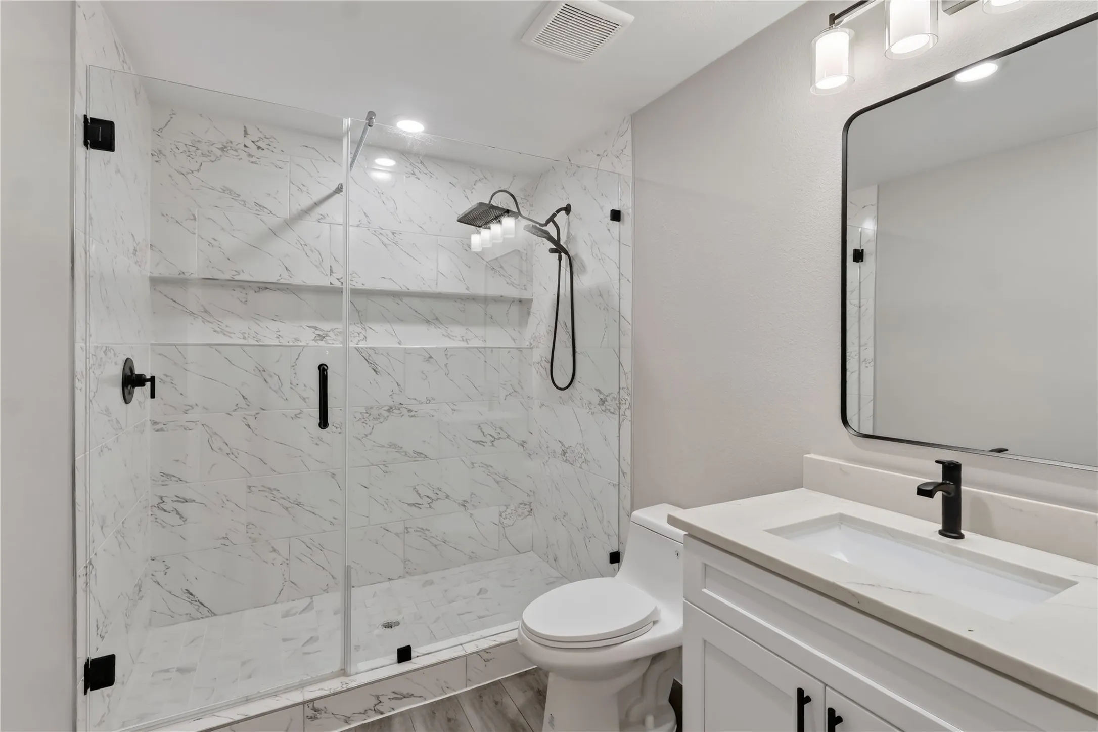 Single Family Residence For Rent in Kaufman County , 209 W 9th Street, Kemp, Texas 75143, 5 Bedroom, 3 Bathroom, 2 Garage spaces, 2,728 Sqft, built in 1969, mls#21347623, Real Estate Agent in Kemp, Homes For Rent in Kaufman county, Homes For Rent in Kemp, Realtor in Kemp Texas, Real Estate Brokerage Independent Realty Texas, Luminita Cordes Realtor