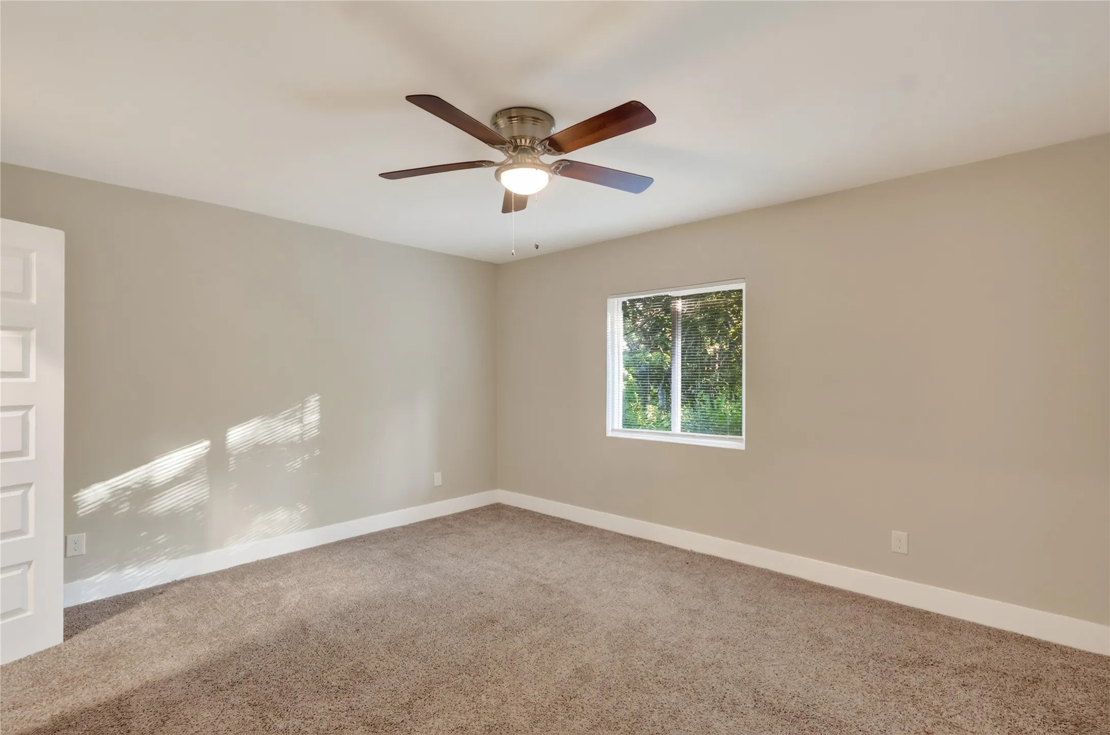 Single Family Residence For Rent in Kaufman County , 209 W 9th Street, Kemp, Texas 75143, 5 Bedroom, 3 Bathroom, 2 Garage spaces, 2,728 Sqft, built in 1969, mls#21347623, Real Estate Agent in Kemp, Homes For Rent in Kaufman county, Homes For Rent in Kemp, Realtor in Kemp Texas, Real Estate Brokerage Independent Realty Texas, Luminita Cordes Realtor