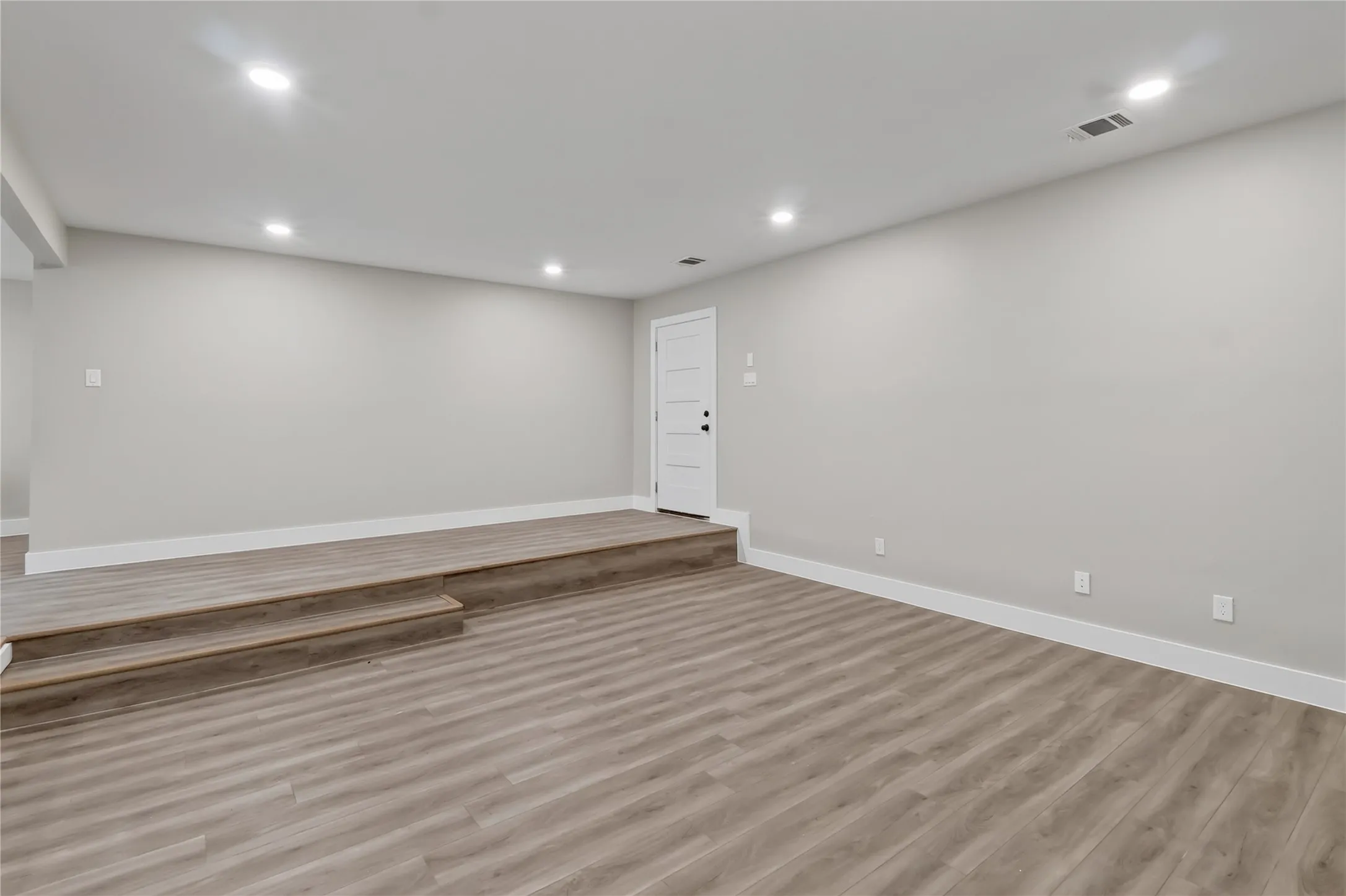 Single Family Residence For Rent in Kaufman County , 209 W 9th Street, Kemp, Texas 75143, 5 Bedroom, 3 Bathroom, 2 Garage spaces, 2,728 Sqft, built in 1969, mls#21347623, Real Estate Agent in Kemp, Homes For Rent in Kaufman county, Homes For Rent in Kemp, Realtor in Kemp Texas, Real Estate Brokerage Independent Realty Texas, Luminita Cordes Realtor