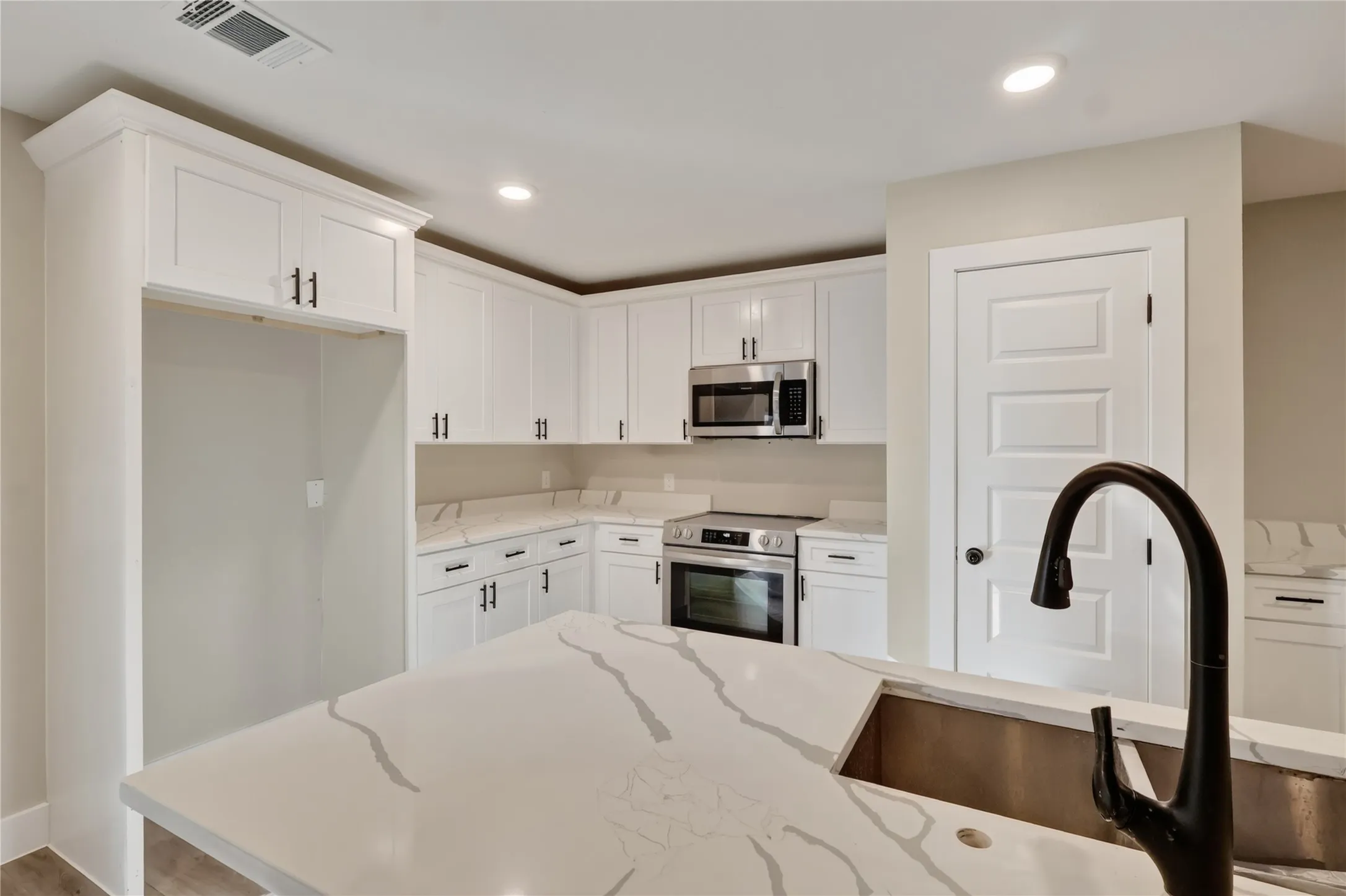 Single Family Residence For Rent in Kaufman County , 209 W 9th Street, Kemp, Texas 75143, 5 Bedroom, 3 Bathroom, 2 Garage spaces, 2,728 Sqft, built in 1969, mls#21347623, Real Estate Agent in Kemp, Homes For Rent in Kaufman county, Homes For Rent in Kemp, Realtor in Kemp Texas, Real Estate Brokerage Independent Realty Texas, Luminita Cordes Realtor