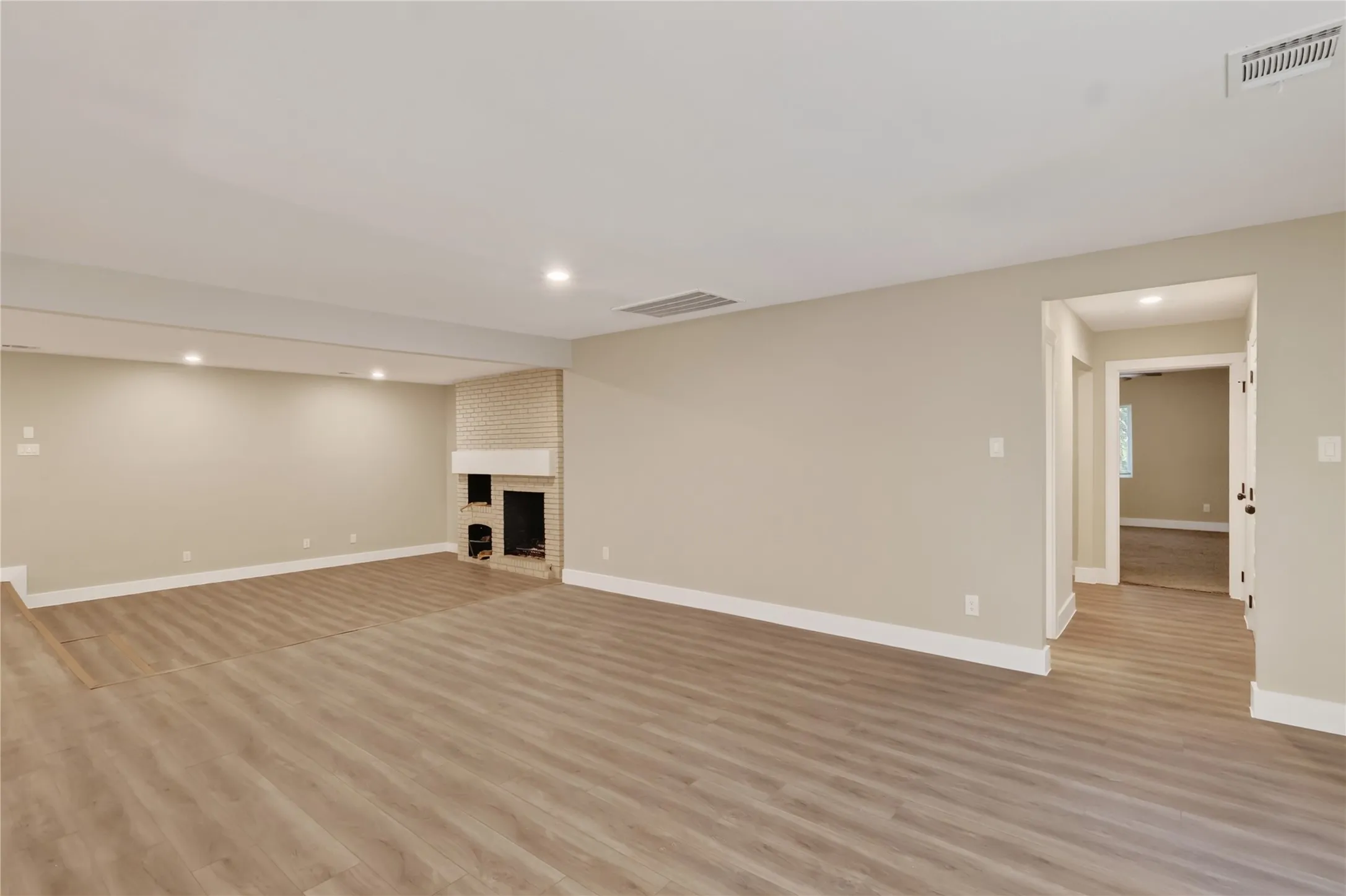 Single Family Residence For Rent in Kaufman County , 209 W 9th Street, Kemp, Texas 75143, 5 Bedroom, 3 Bathroom, 2 Garage spaces, 2,728 Sqft, built in 1969, mls#21347623, Real Estate Agent in Kemp, Homes For Rent in Kaufman county, Homes For Rent in Kemp, Realtor in Kemp Texas, Real Estate Brokerage Independent Realty Texas, Luminita Cordes Realtor