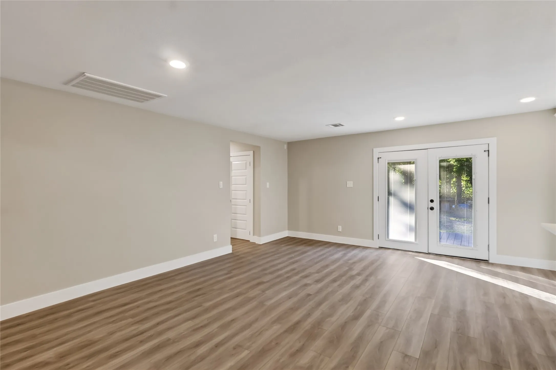 Single Family Residence For Rent in Kaufman County , 209 W 9th Street, Kemp, Texas 75143, 5 Bedroom, 3 Bathroom, 2 Garage spaces, 2,728 Sqft, built in 1969, mls#21347623, Real Estate Agent in Kemp, Homes For Rent in Kaufman county, Homes For Rent in Kemp, Realtor in Kemp Texas, Real Estate Brokerage Independent Realty Texas, Luminita Cordes Realtor