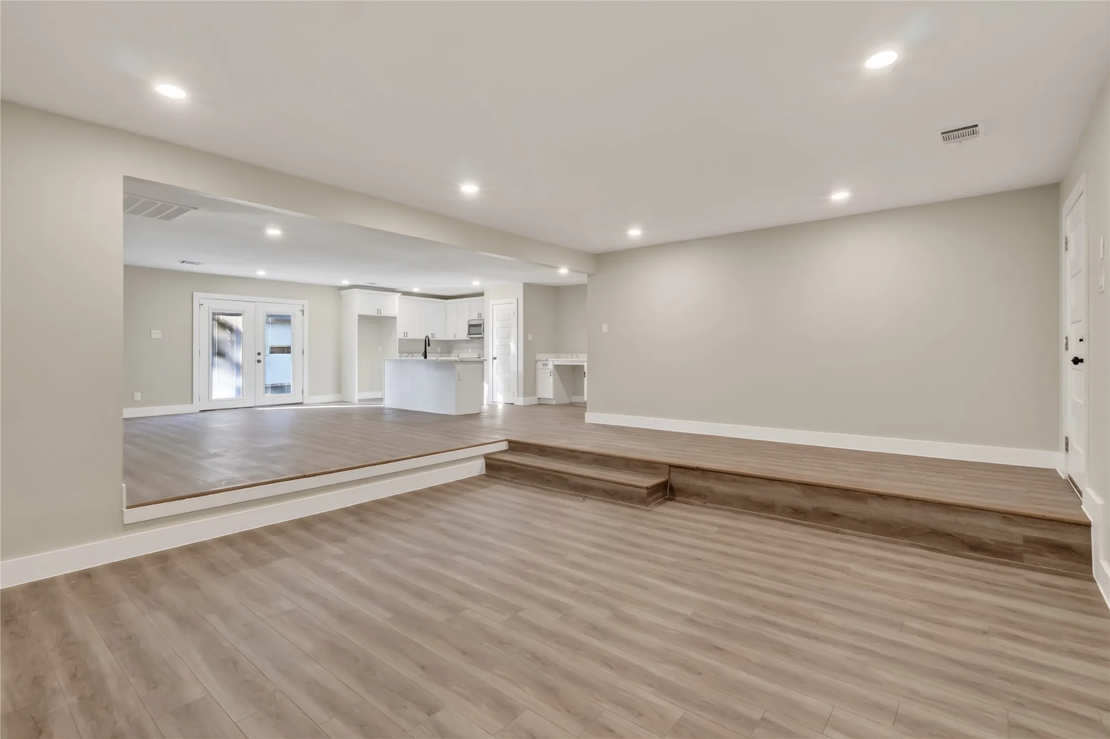 Single Family Residence For Rent in Kaufman County , 209 W 9th Street, Kemp, Texas 75143, 5 Bedroom, 3 Bathroom, 2 Garage spaces, 2,728 Sqft, built in 1969, mls#21347623, Real Estate Agent in Kemp, Homes For Rent in Kaufman county, Homes For Rent in Kemp, Realtor in Kemp Texas, Real Estate Brokerage Independent Realty Texas, Luminita Cordes Realtor