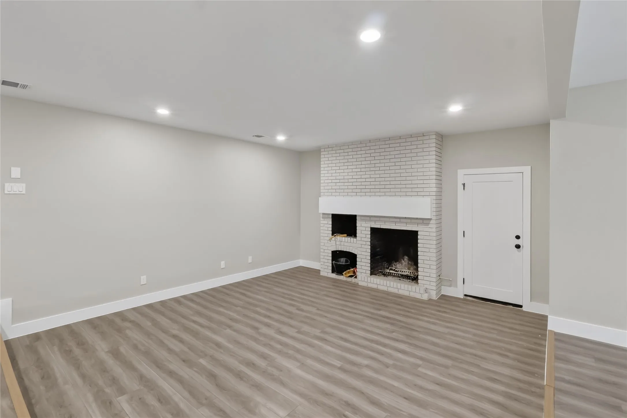 Single Family Residence For Rent in Kaufman County , 209 W 9th Street, Kemp, Texas 75143, 5 Bedroom, 3 Bathroom, 2 Garage spaces, 2,728 Sqft, built in 1969, mls#21347623, Real Estate Agent in Kemp, Homes For Rent in Kaufman county, Homes For Rent in Kemp, Realtor in Kemp Texas, Real Estate Brokerage Independent Realty Texas, Luminita Cordes Realtor