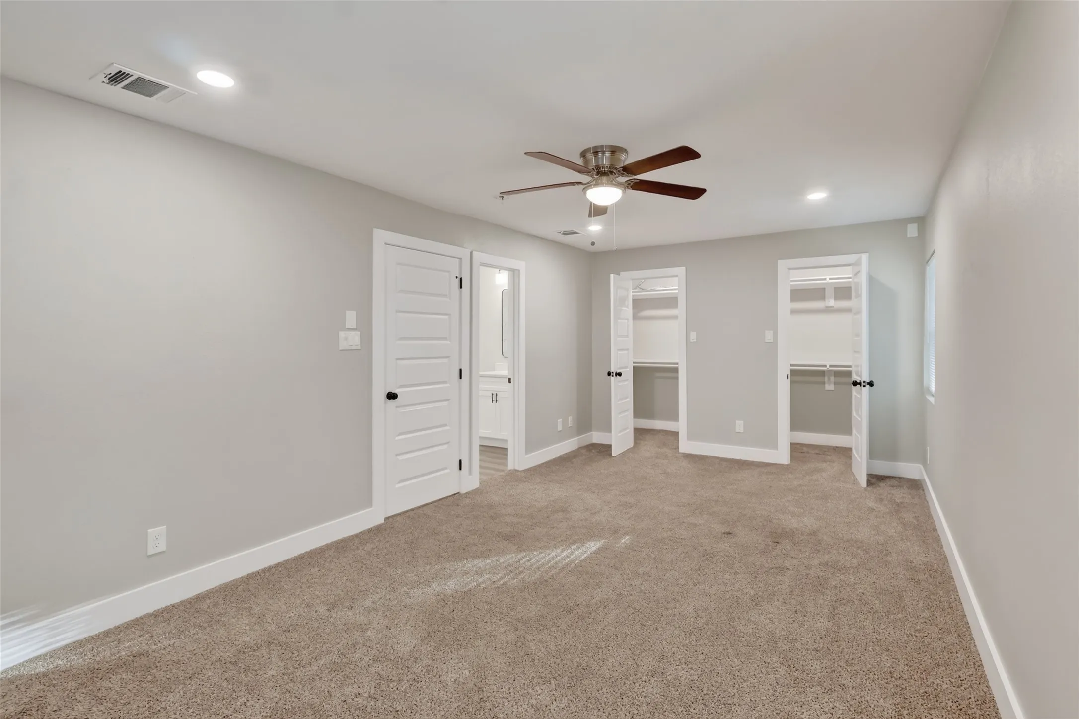 Single Family Residence For Rent in Kaufman County , 209 W 9th Street, Kemp, Texas 75143, 5 Bedroom, 3 Bathroom, 2 Garage spaces, 2,728 Sqft, built in 1969, mls#21347623, Real Estate Agent in Kemp, Homes For Rent in Kaufman county, Homes For Rent in Kemp, Realtor in Kemp Texas, Real Estate Brokerage Independent Realty Texas, Luminita Cordes Realtor