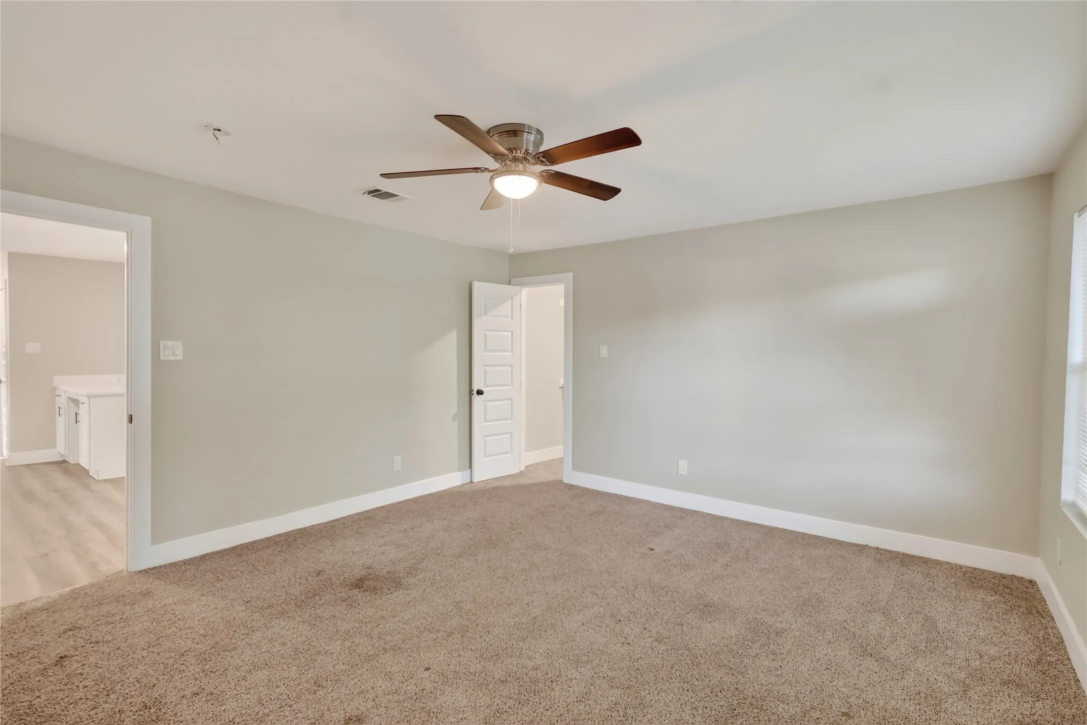 Single Family Residence For Rent in Kaufman County , 209 W 9th Street, Kemp, Texas 75143, 5 Bedroom, 3 Bathroom, 2 Garage spaces, 2,728 Sqft, built in 1969, mls#21347623, Real Estate Agent in Kemp, Homes For Rent in Kaufman county, Homes For Rent in Kemp, Realtor in Kemp Texas, Real Estate Brokerage Independent Realty Texas, Luminita Cordes Realtor