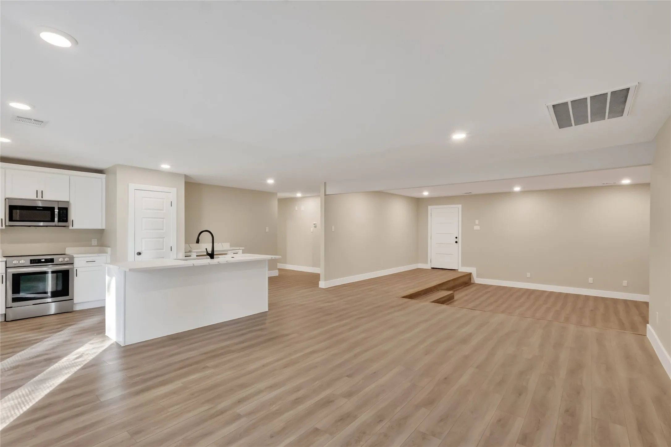 Single Family Residence For Rent in Kaufman County , 209 W 9th Street, Kemp, Texas 75143, 5 Bedroom, 3 Bathroom, 2 Garage spaces, 2,728 Sqft, built in 1969, mls#21347623, Real Estate Agent in Kemp, Homes For Rent in Kaufman county, Homes For Rent in Kemp, Realtor in Kemp Texas, Real Estate Brokerage Independent Realty Texas, Luminita Cordes Realtor