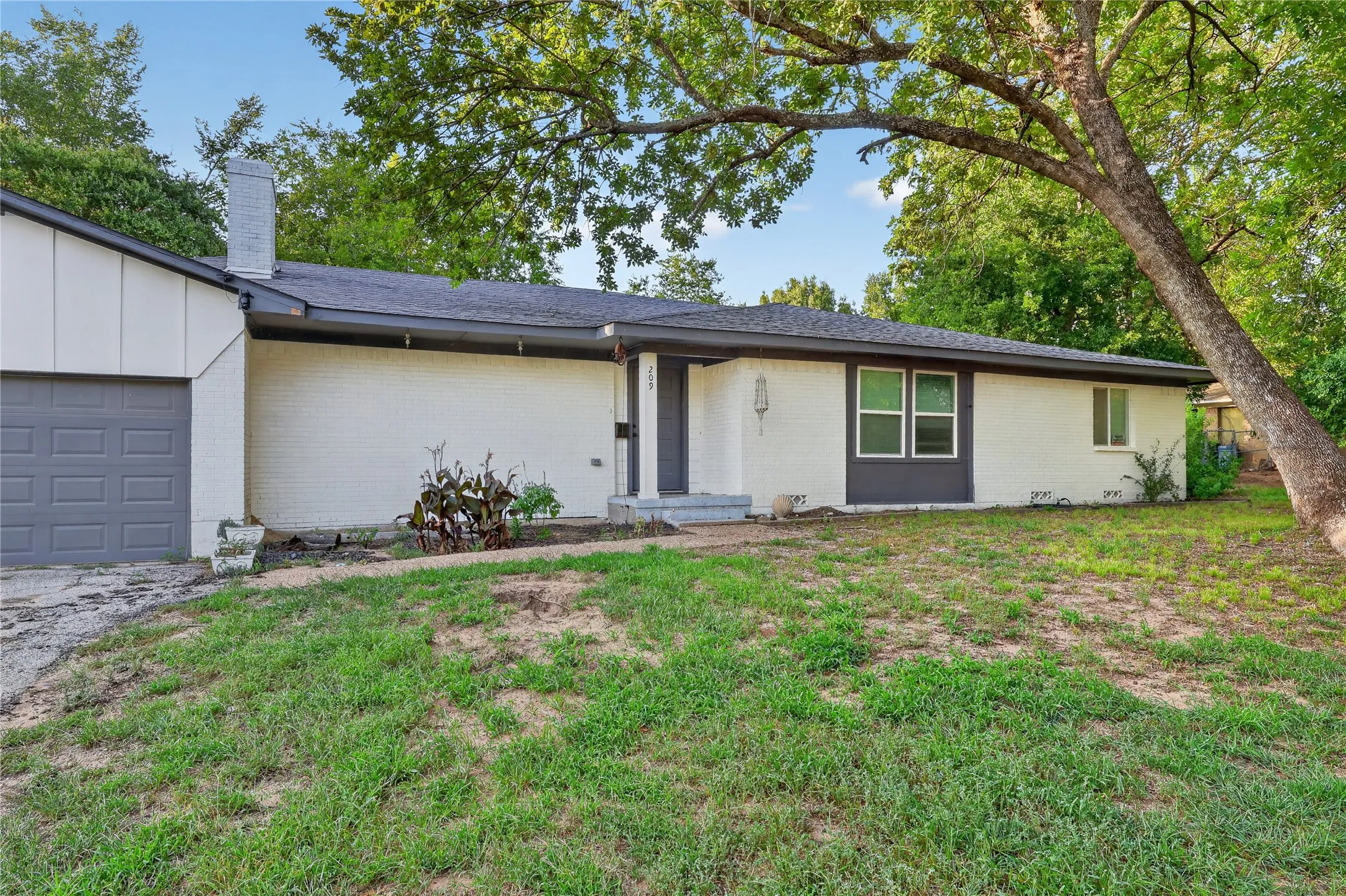 Single Family Residence For Rent in Kaufman County , 209 W 9th Street, Kemp, Texas 75143, 5 Bedroom, 3 Bathroom, 2 Garage spaces, 2,728 Sqft, built in 1969, mls#21347623, Real Estate Agent in Kemp, Homes For Rent in Kaufman county, Homes For Rent in Kemp, Realtor in Kemp Texas, Real Estate Brokerage Independent Realty Texas, Luminita Cordes Realtor