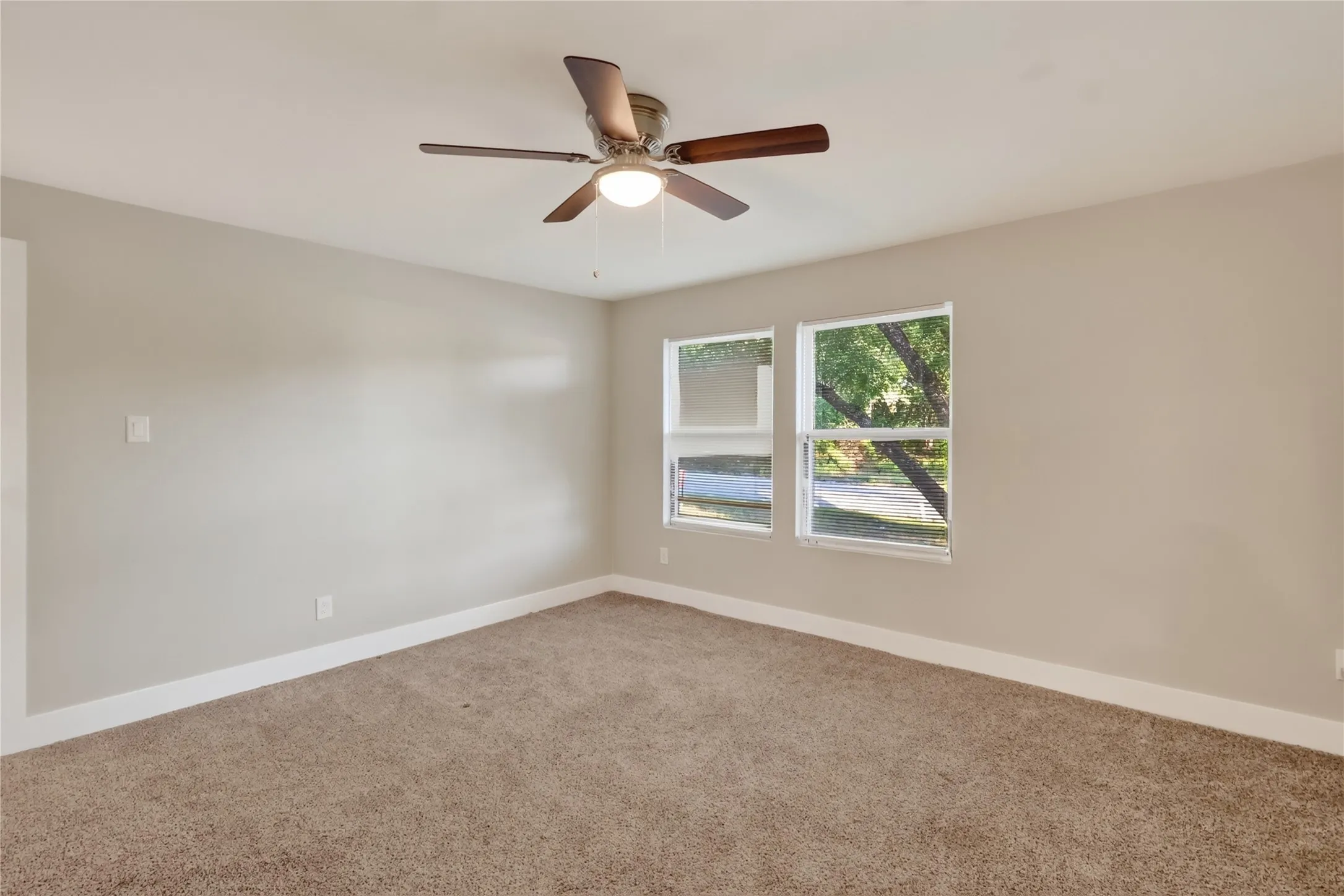 Single Family Residence For Rent in Kaufman County , 209 W 9th Street, Kemp, Texas 75143, 5 Bedroom, 3 Bathroom, 2 Garage spaces, 2,728 Sqft, built in 1969, mls#21347623, Real Estate Agent in Kemp, Homes For Rent in Kaufman county, Homes For Rent in Kemp, Realtor in Kemp Texas, Real Estate Brokerage Independent Realty Texas, Luminita Cordes Realtor