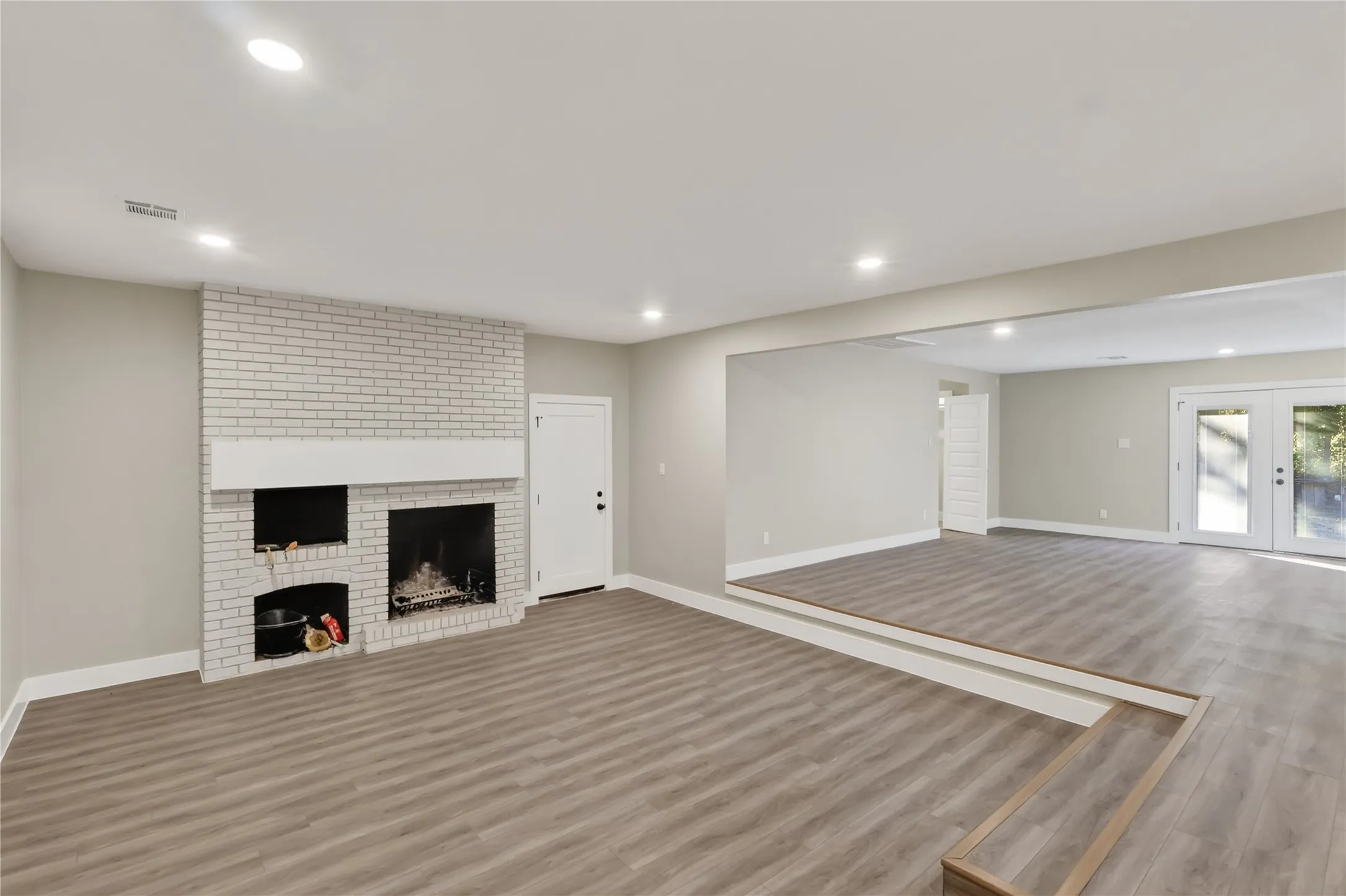 Single Family Residence For Rent in Kaufman County , 209 W 9th Street, Kemp, Texas 75143, 5 Bedroom, 3 Bathroom, 2 Garage spaces, 2,728 Sqft, built in 1969, mls#21347623, Real Estate Agent in Kemp, Homes For Rent in Kaufman county, Homes For Rent in Kemp, Realtor in Kemp Texas, Real Estate Brokerage Independent Realty Texas, Luminita Cordes Realtor