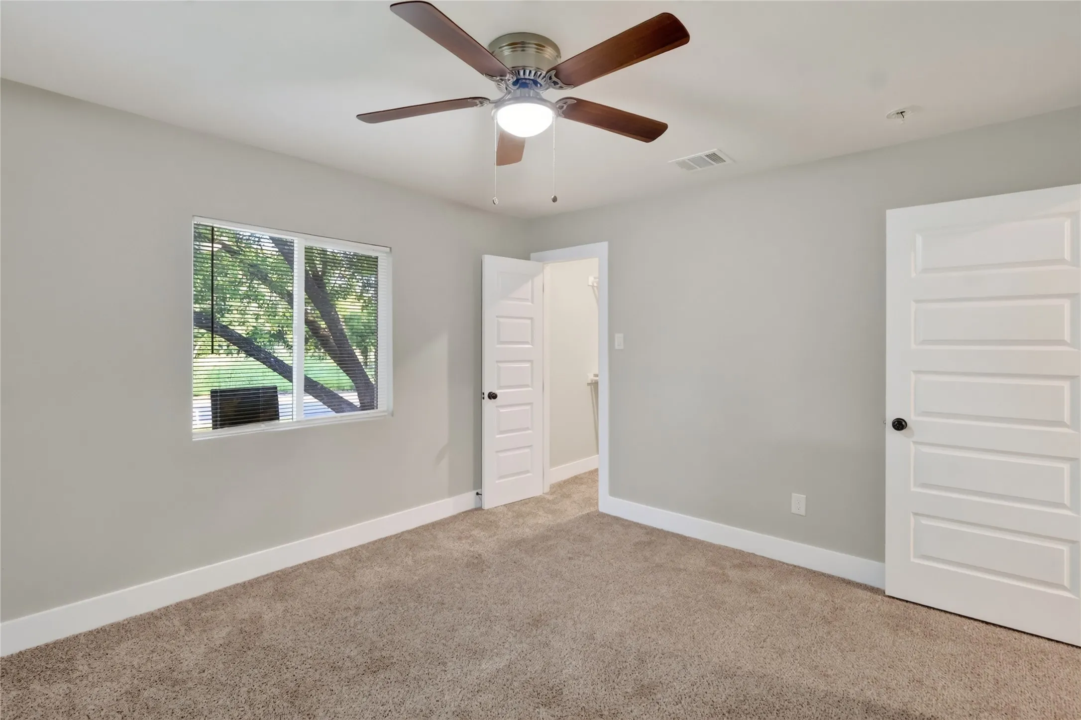 Single Family Residence For Rent in Kaufman County , 209 W 9th Street, Kemp, Texas 75143, 5 Bedroom, 3 Bathroom, 2 Garage spaces, 2,728 Sqft, built in 1969, mls#21347623, Real Estate Agent in Kemp, Homes For Rent in Kaufman county, Homes For Rent in Kemp, Realtor in Kemp Texas, Real Estate Brokerage Independent Realty Texas, Luminita Cordes Realtor