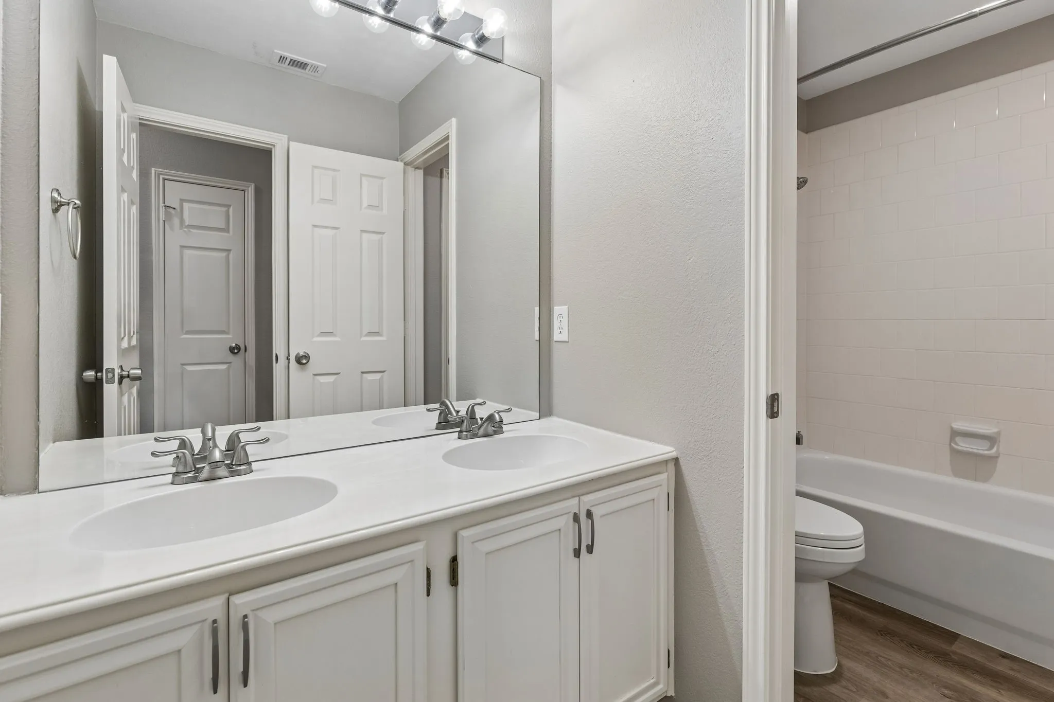 Single Family Residence For Rent in Collin County , 3313 Heatherbrook Drive, Plano, Texas 75074, 4 Bedroom, 2 Bathroom, 2 Garage spaces, 2,543 Sqft, built in 1999, mls#21345880, Real Estate Agent in Plano, Homes For Rent in Collin county, Homes For Rent in Plano, Realtor in Plano Texas, Real Estate Brokerage Independent Realty Texas, Luminita Cordes Realtor