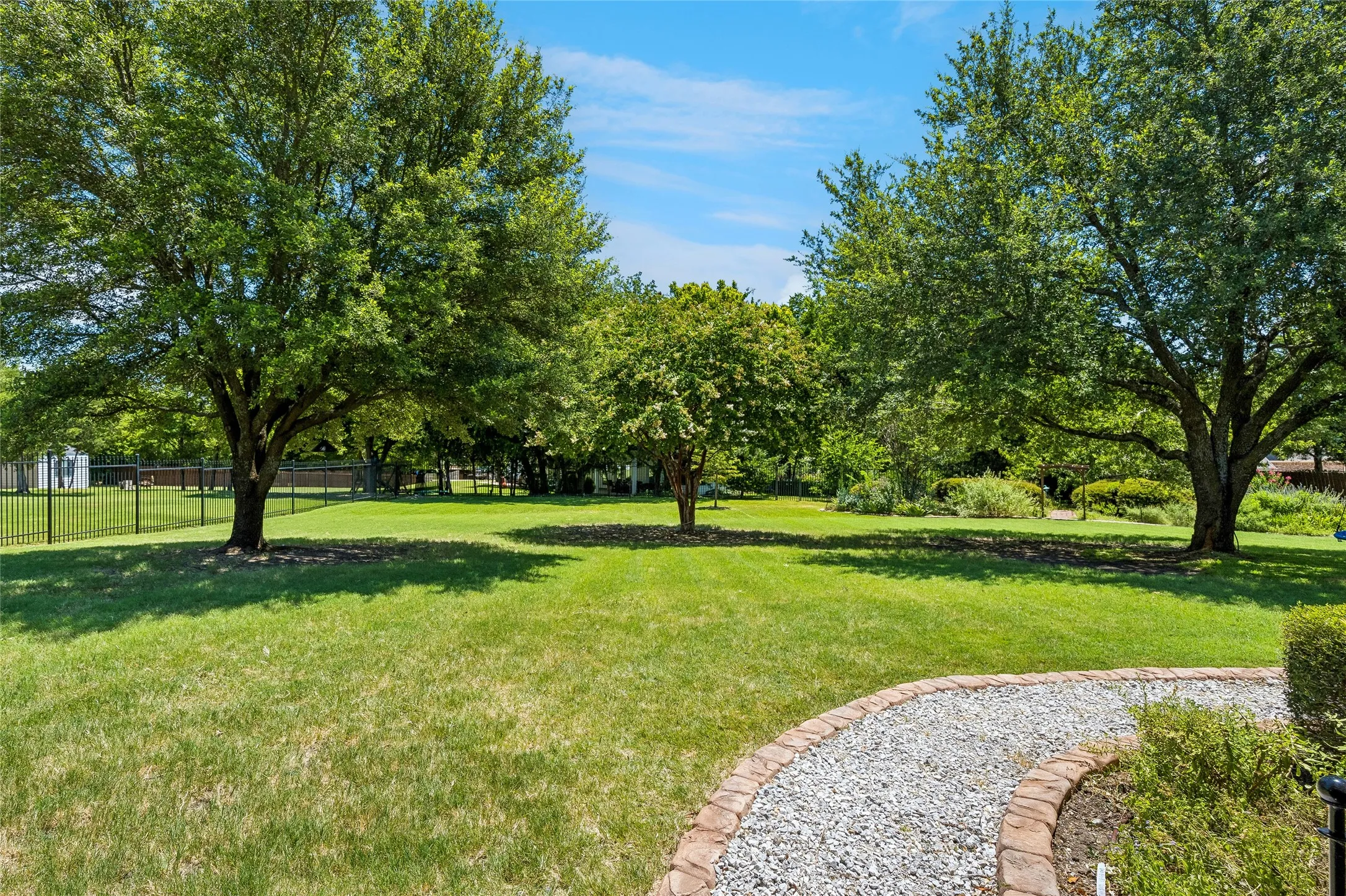 Single Family Residence For Sale in Ellis County , 1720 Ashington Place, Midlothian, Texas 76065, 4 Bedroom, 3 Bathroom, 2 Garage spaces, 2,442 Sqft, built in 2004, mls#21346763, Real Estate Agent in Midlothian, Homes For Sale in Ellis county, Homes For Sale in Midlothian, Realtor in Midlothian Texas, Real Estate Brokerage Independent Realty Texas, Luminita Cordes Realtor