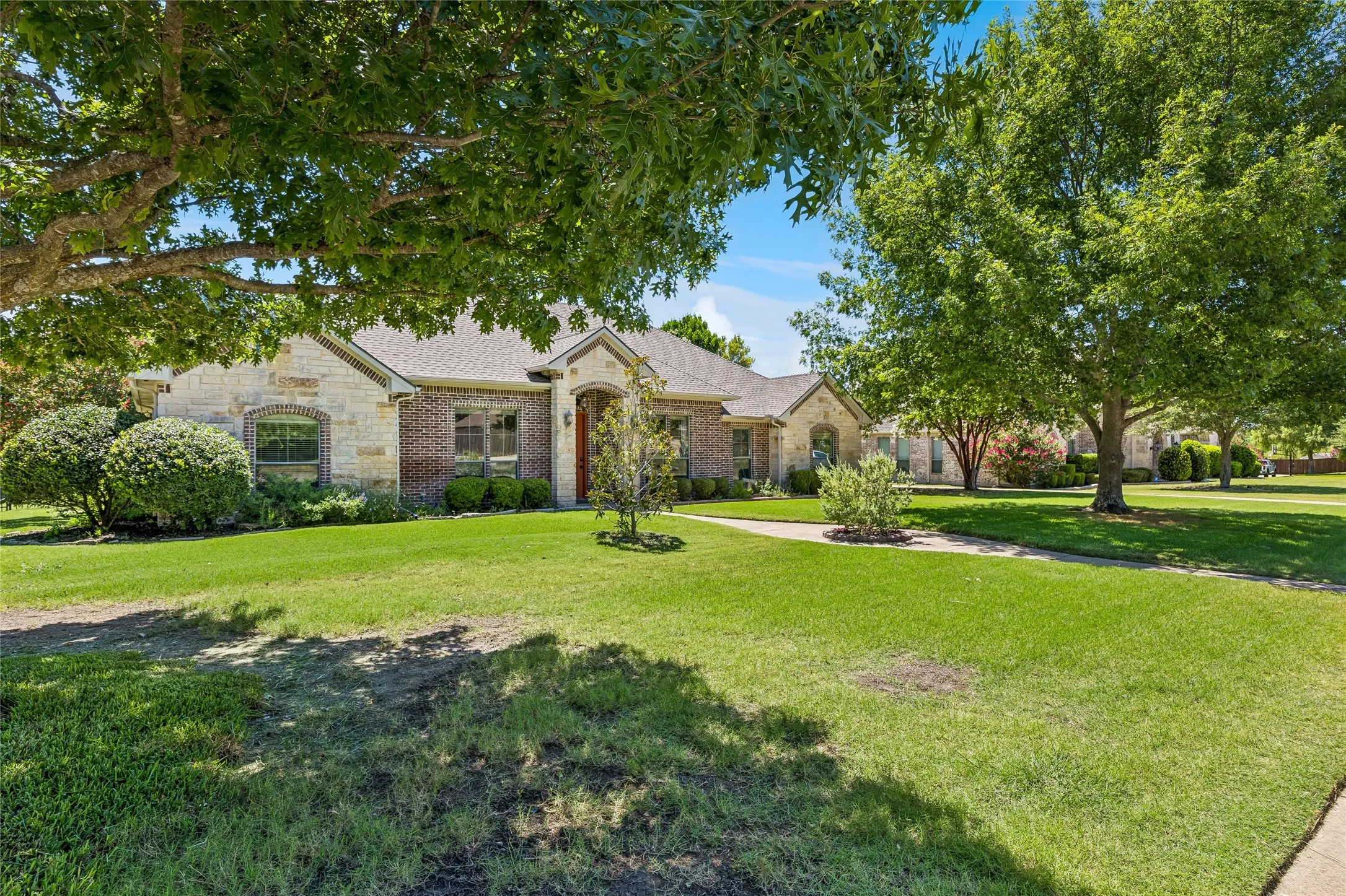 Single Family Residence For Sale in Ellis County , 1720 Ashington Place, Midlothian, Texas 76065, 4 Bedroom, 3 Bathroom, 2 Garage spaces, 2,442 Sqft, built in 2004, mls#21346763, Real Estate Agent in Midlothian, Homes For Sale in Ellis county, Homes For Sale in Midlothian, Realtor in Midlothian Texas, Real Estate Brokerage Independent Realty Texas, Luminita Cordes Realtor