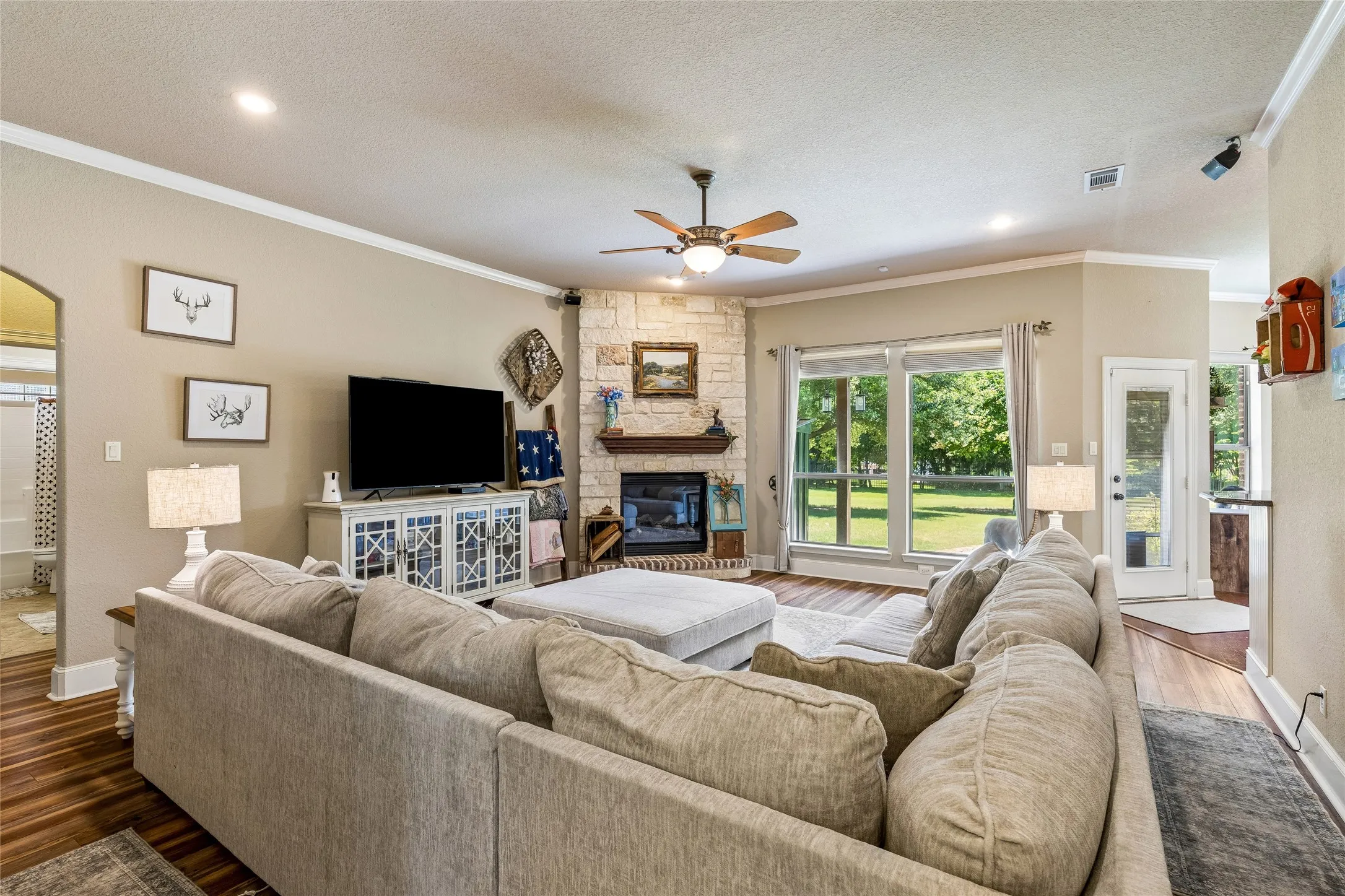 Single Family Residence For Sale in Ellis County , 1720 Ashington Place, Midlothian, Texas 76065, 4 Bedroom, 3 Bathroom, 2 Garage spaces, 2,442 Sqft, built in 2004, mls#21346763, Real Estate Agent in Midlothian, Homes For Sale in Ellis county, Homes For Sale in Midlothian, Realtor in Midlothian Texas, Real Estate Brokerage Independent Realty Texas, Luminita Cordes Realtor