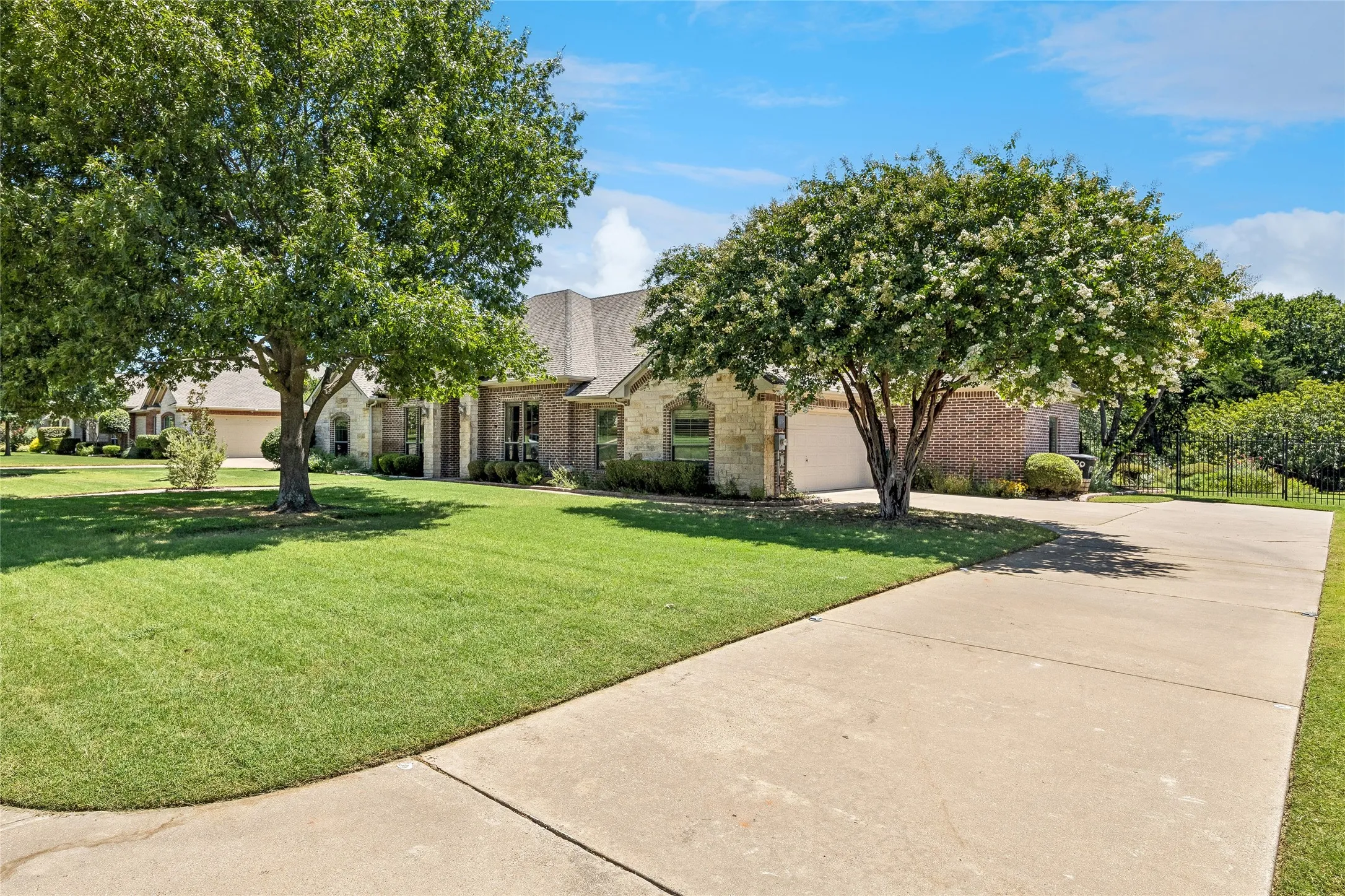 Single Family Residence For Sale in Ellis County , 1720 Ashington Place, Midlothian, Texas 76065, 4 Bedroom, 3 Bathroom, 2 Garage spaces, 2,442 Sqft, built in 2004, mls#21346763, Real Estate Agent in Midlothian, Homes For Sale in Ellis county, Homes For Sale in Midlothian, Realtor in Midlothian Texas, Real Estate Brokerage Independent Realty Texas, Luminita Cordes Realtor