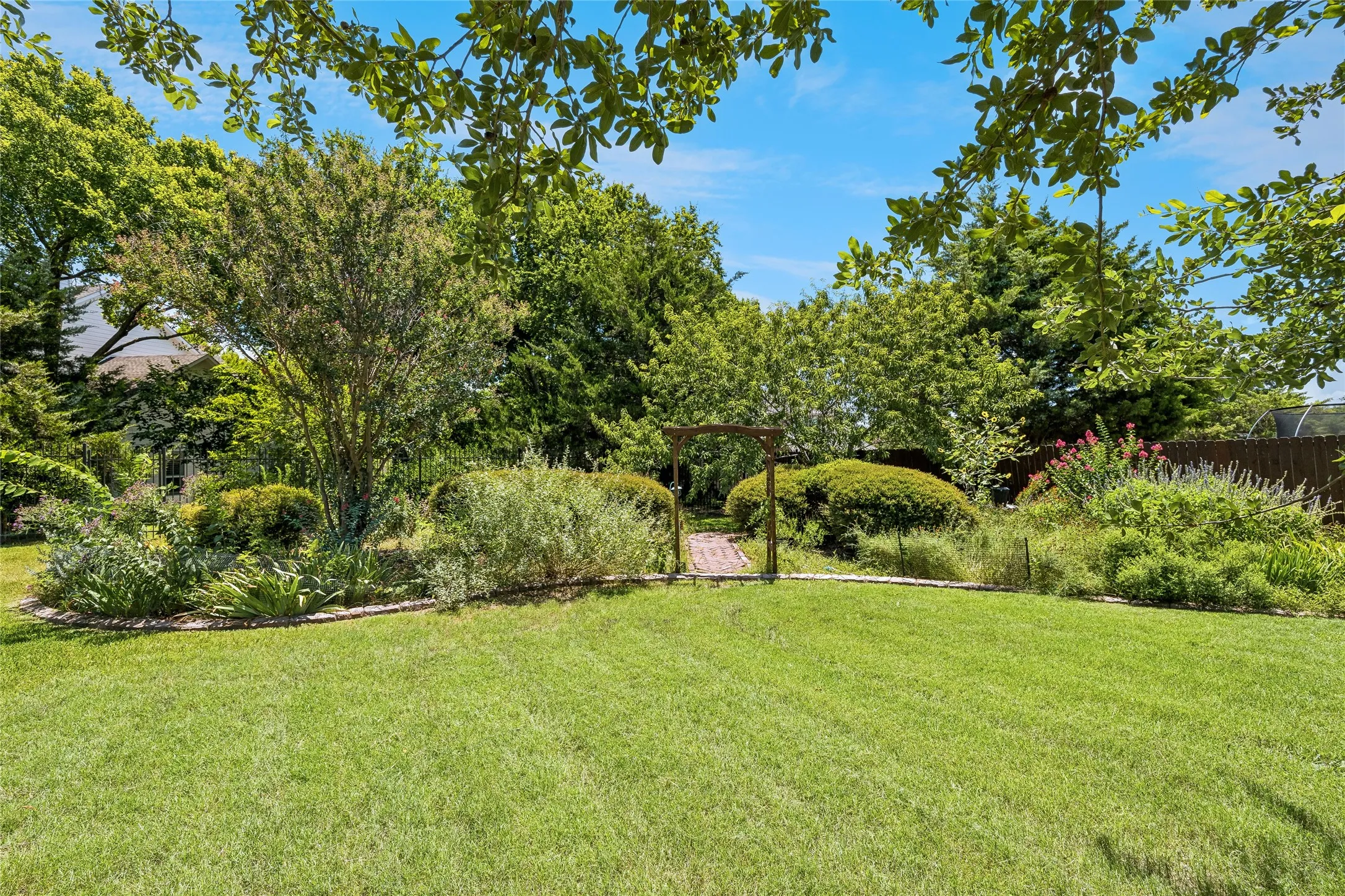 Single Family Residence For Sale in Ellis County , 1720 Ashington Place, Midlothian, Texas 76065, 4 Bedroom, 3 Bathroom, 2 Garage spaces, 2,442 Sqft, built in 2004, mls#21346763, Real Estate Agent in Midlothian, Homes For Sale in Ellis county, Homes For Sale in Midlothian, Realtor in Midlothian Texas, Real Estate Brokerage Independent Realty Texas, Luminita Cordes Realtor