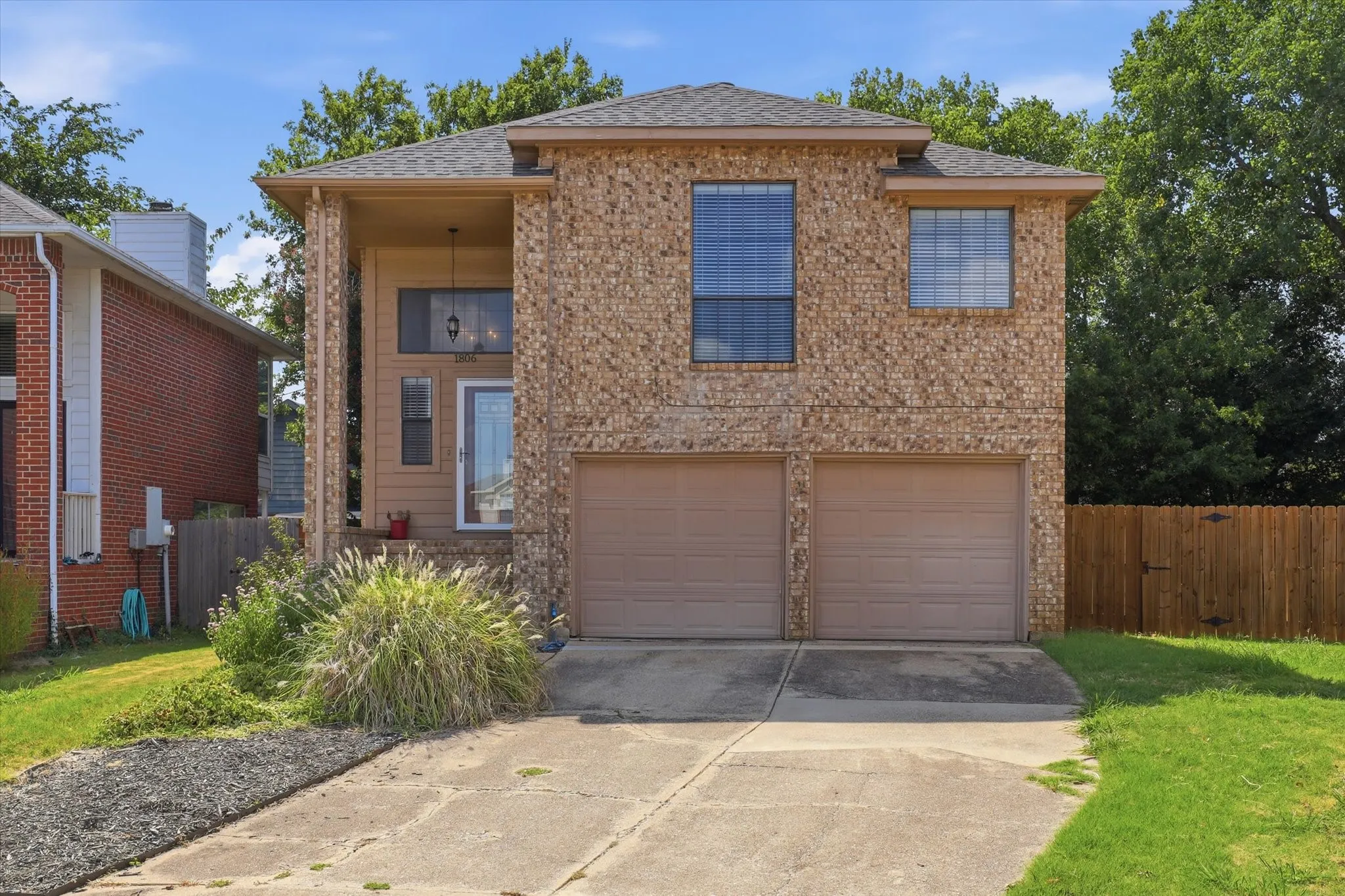 Single Family Residence For Sale in Denton County , 1806 Cactus Circle, Lewisville, Texas 75077, 3 Bedroom, 2 Bathroom, 2 Garage spaces, 1,566 Sqft, built in 1987, mls#21346487, Real Estate Agent in Lewisville, Homes For Sale in Denton county, Homes For Sale in Lewisville, Realtor in Lewisville Texas, Real Estate Brokerage Independent Realty Texas, Luminita Cordes Realtor