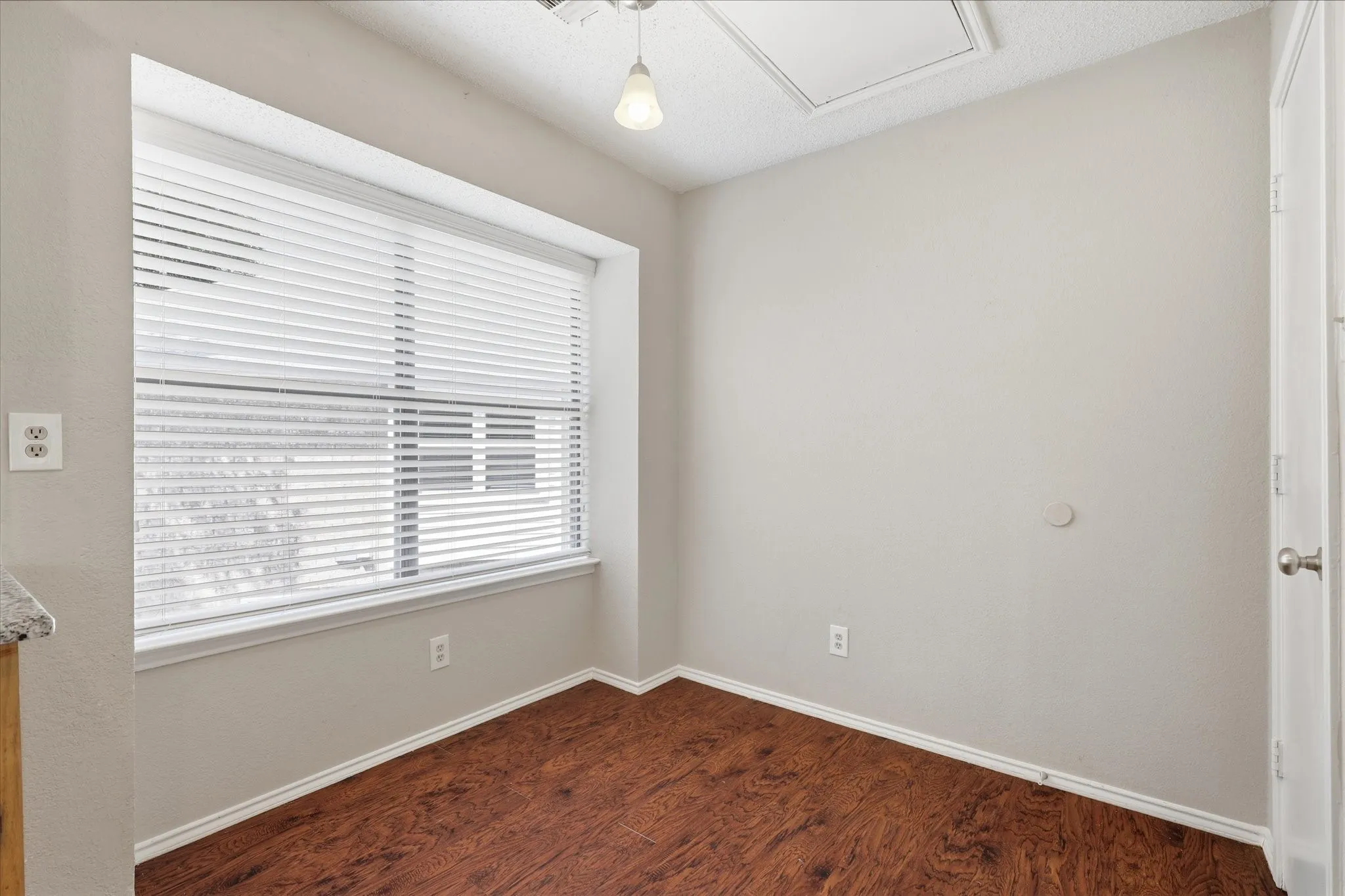 Single Family Residence For Sale in Denton County , 1806 Cactus Circle, Lewisville, Texas 75077, 3 Bedroom, 2 Bathroom, 2 Garage spaces, 1,566 Sqft, built in 1987, mls#21346487, Real Estate Agent in Lewisville, Homes For Sale in Denton county, Homes For Sale in Lewisville, Realtor in Lewisville Texas, Real Estate Brokerage Independent Realty Texas, Luminita Cordes Realtor