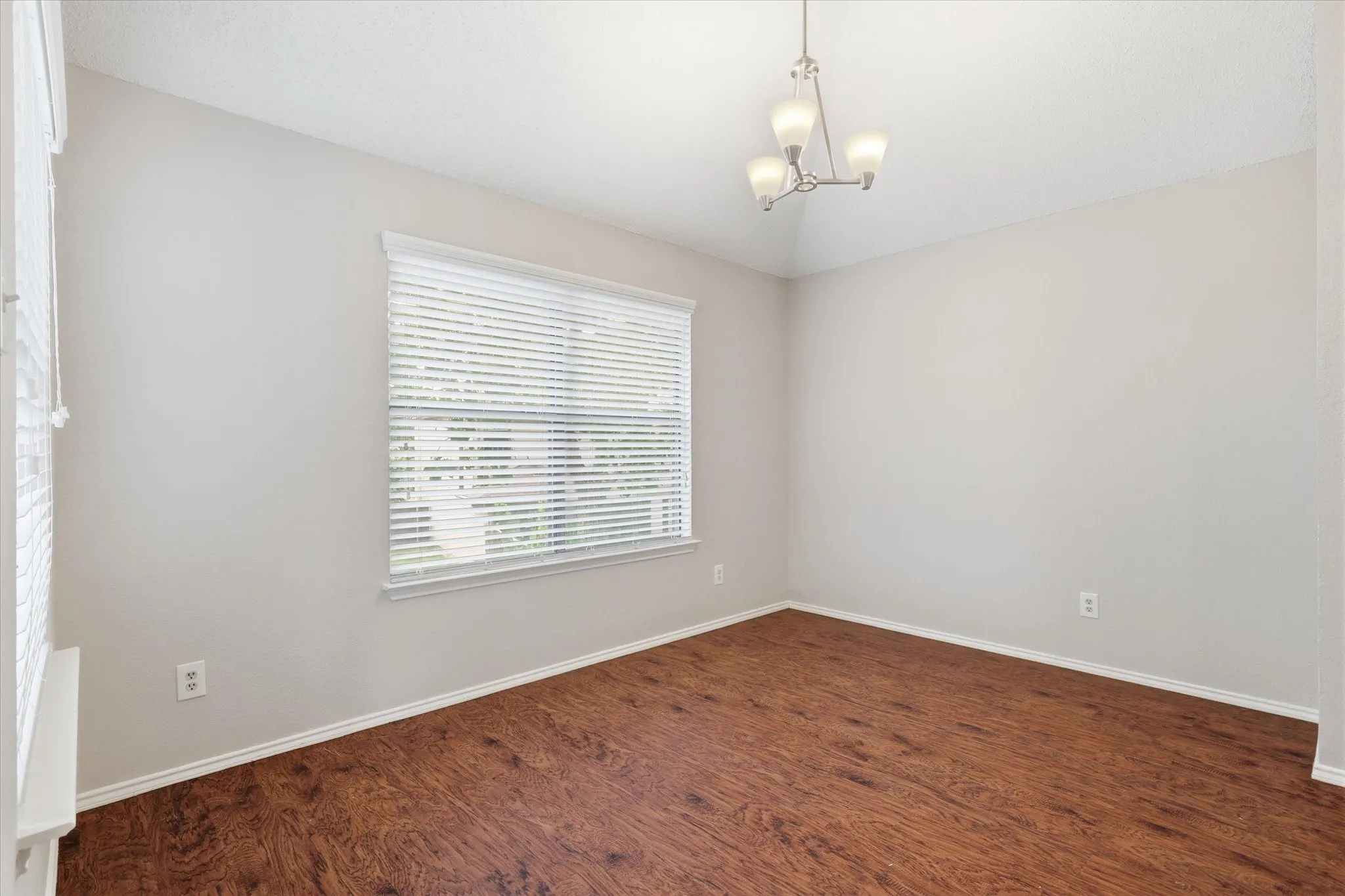 Dining room connecting living room and kitchen