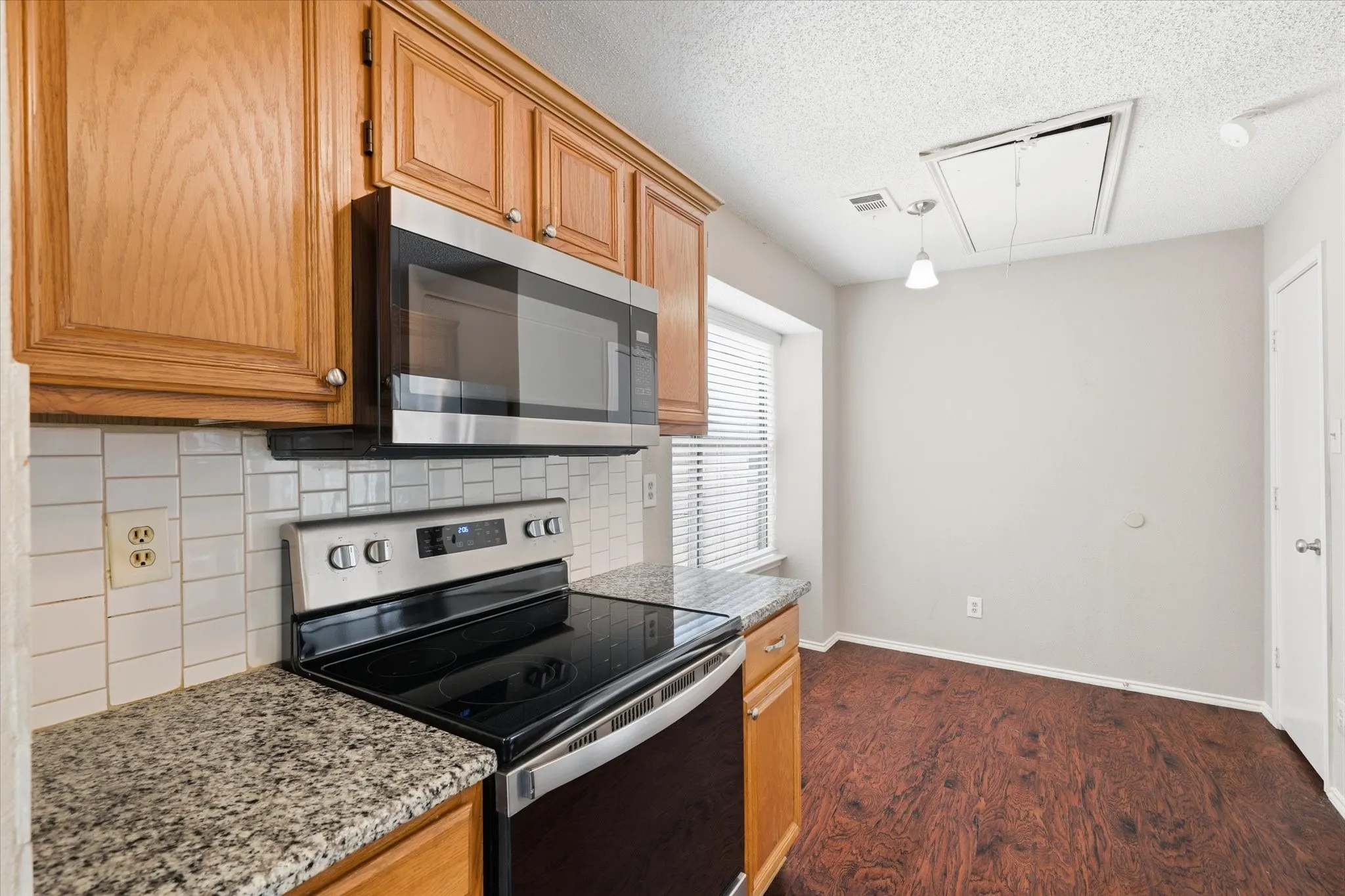 Single Family Residence For Sale in Denton County , 1806 Cactus Circle, Lewisville, Texas 75077, 3 Bedroom, 2 Bathroom, 2 Garage spaces, 1,566 Sqft, built in 1987, mls#21346487, Real Estate Agent in Lewisville, Homes For Sale in Denton county, Homes For Sale in Lewisville, Realtor in Lewisville Texas, Real Estate Brokerage Independent Realty Texas, Luminita Cordes Realtor