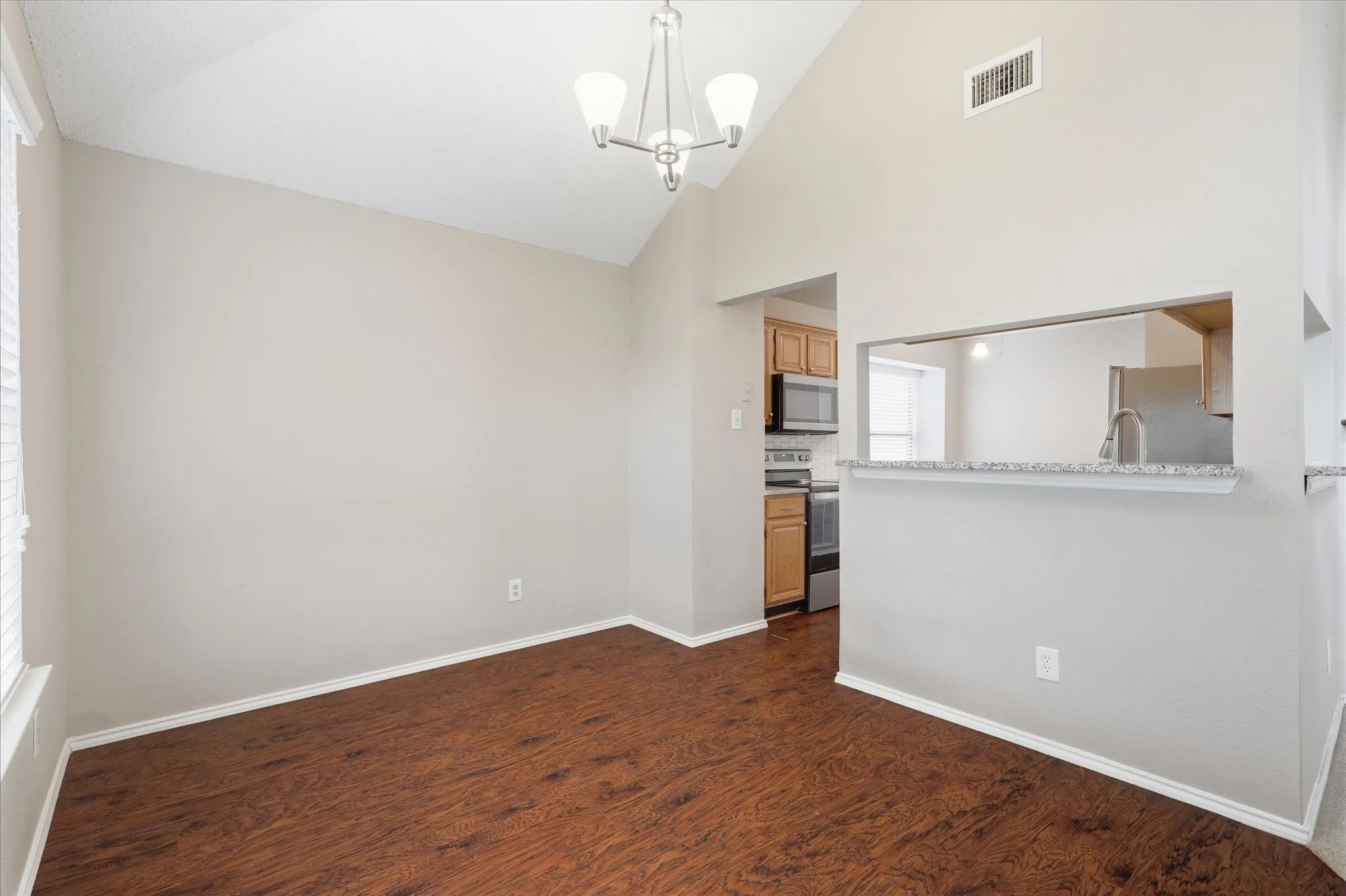 Dining room connecting living room and kitchen