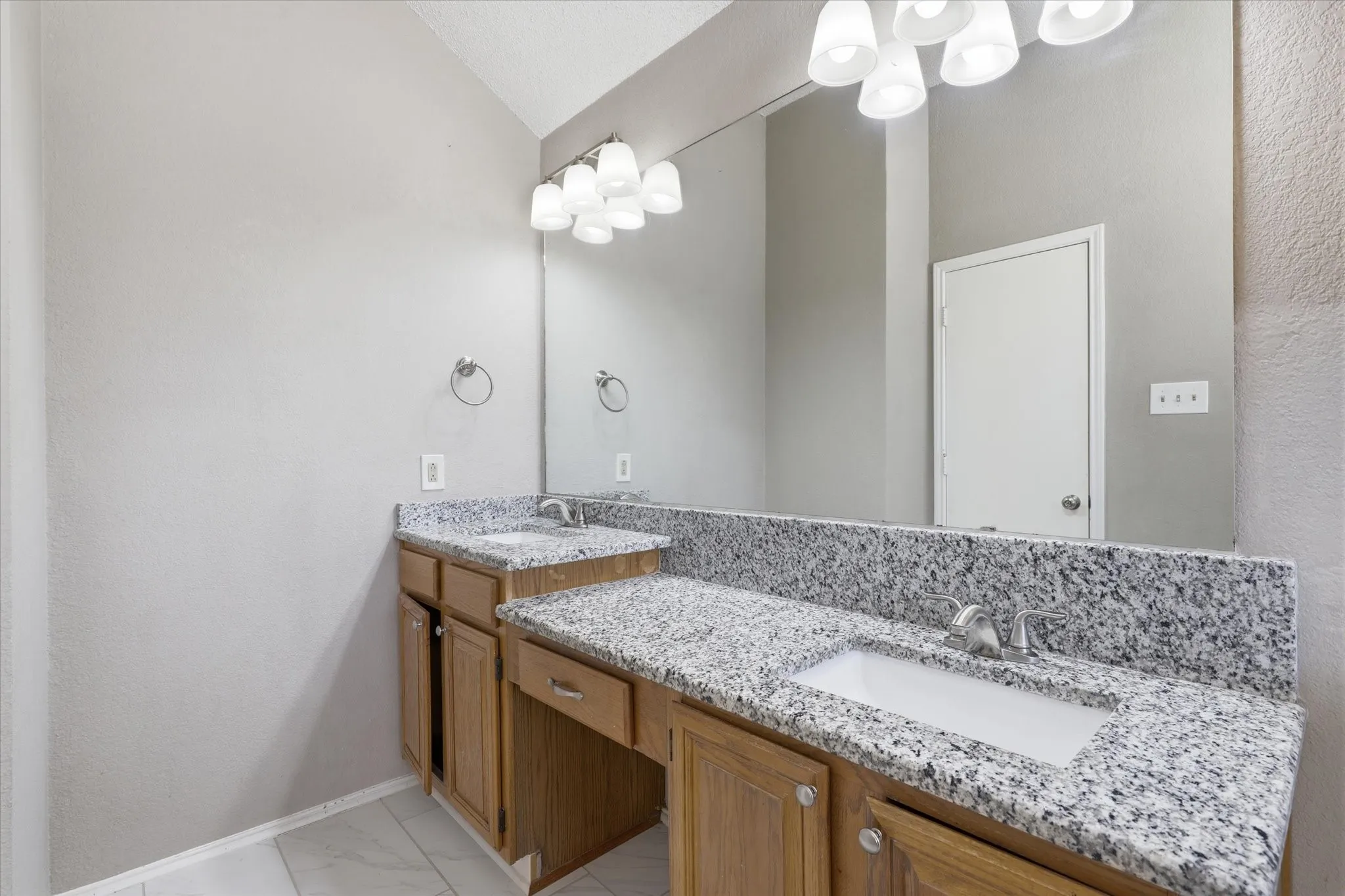 Single Family Residence For Sale in Denton County , 1806 Cactus Circle, Lewisville, Texas 75077, 3 Bedroom, 2 Bathroom, 2 Garage spaces, 1,566 Sqft, built in 1987, mls#21346487, Real Estate Agent in Lewisville, Homes For Sale in Denton county, Homes For Sale in Lewisville, Realtor in Lewisville Texas, Real Estate Brokerage Independent Realty Texas, Luminita Cordes Realtor