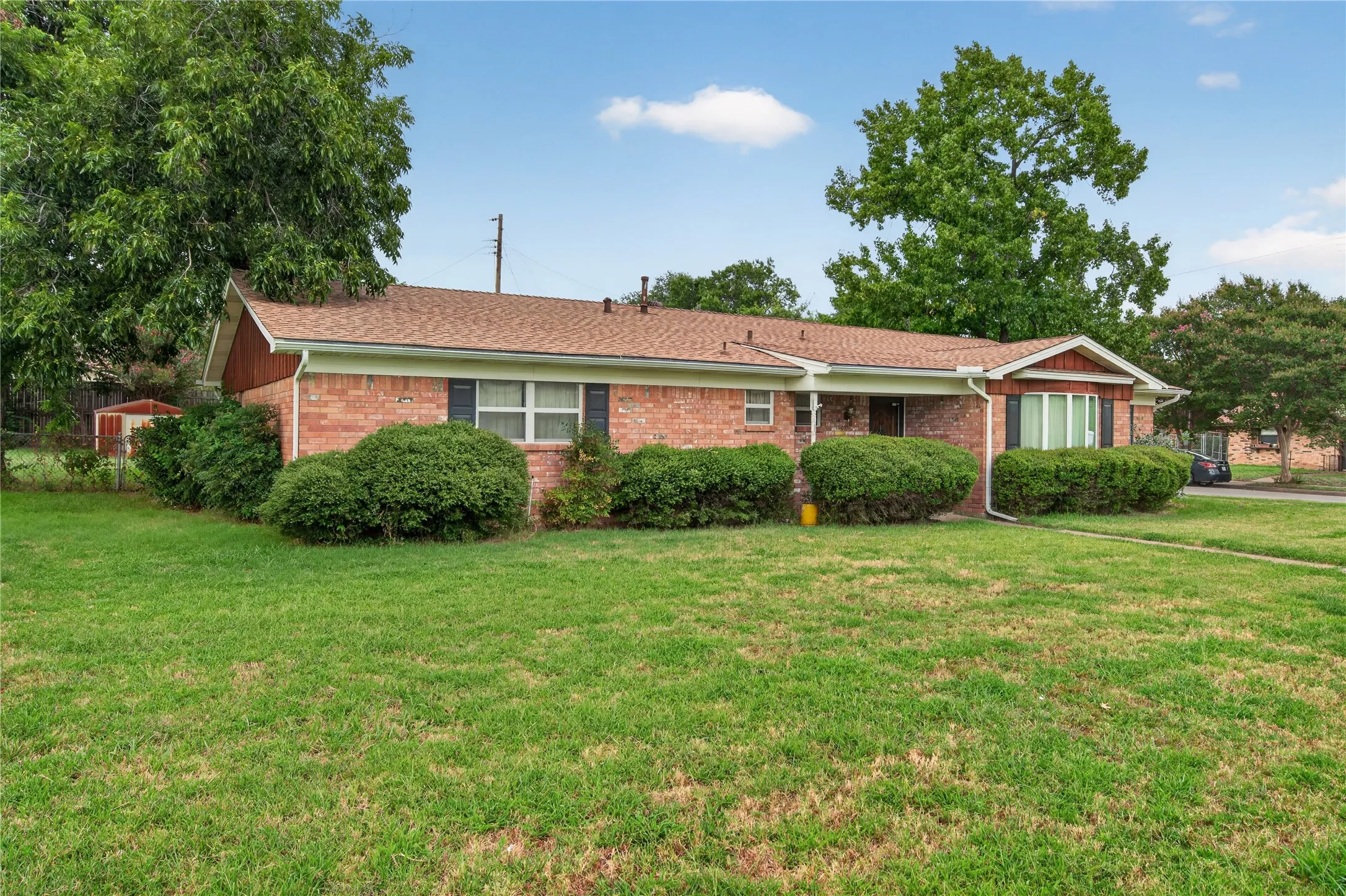 Single Family Residence For Sale in Dallas County , 1605 Weathered Street, Irving, Texas 75062, 4 Bedroom, 2 Bathroom, 2 Garage spaces, 2,212 Sqft, built in 1965, mls#21347596, Real Estate Agent in Irving, Homes For Sale in Dallas county, Homes For Sale in Irving, Realtor in Irving Texas, Real Estate Brokerage Independent Realty Texas, Luminita Cordes Realtor