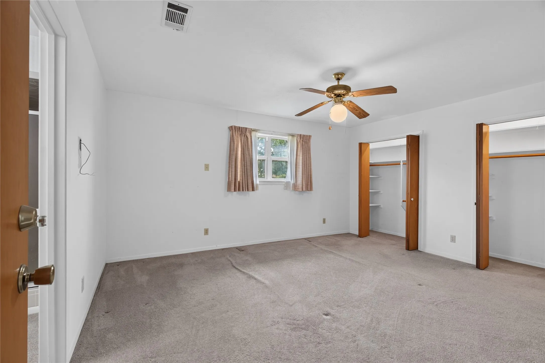 Single Family Residence For Sale in Dallas County , 1605 Weathered Street, Irving, Texas 75062, 4 Bedroom, 2 Bathroom, 2 Garage spaces, 2,212 Sqft, built in 1965, mls#21347596, Real Estate Agent in Irving, Homes For Sale in Dallas county, Homes For Sale in Irving, Realtor in Irving Texas, Real Estate Brokerage Independent Realty Texas, Luminita Cordes Realtor