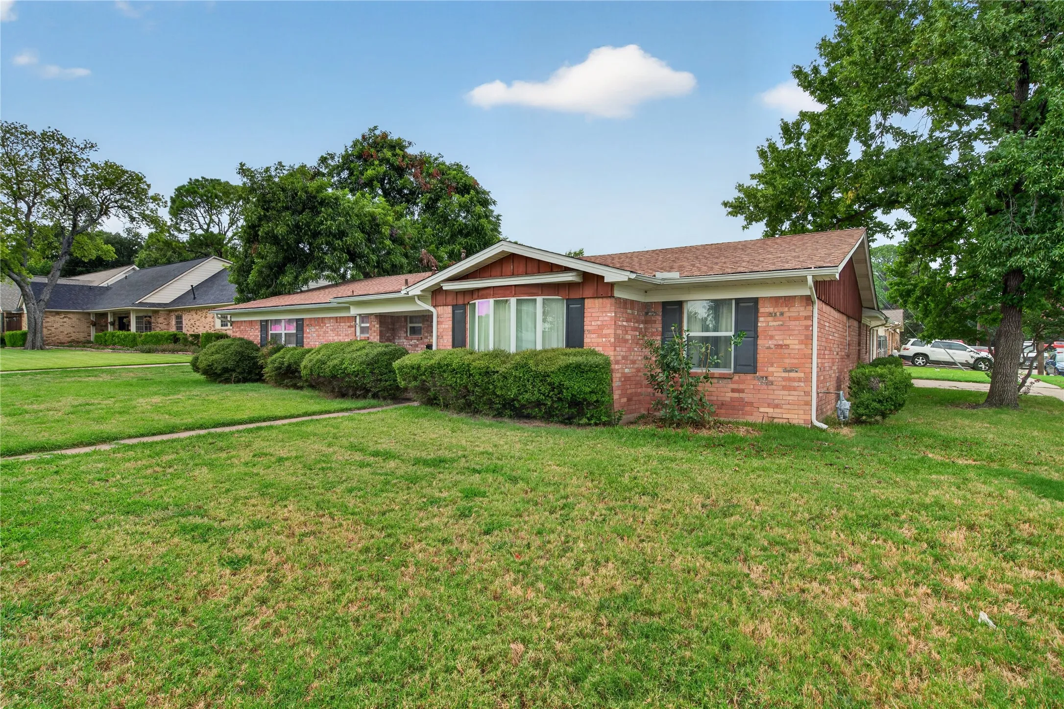 Single Family Residence For Sale in Dallas County , 1605 Weathered Street, Irving, Texas 75062, 4 Bedroom, 2 Bathroom, 2 Garage spaces, 2,212 Sqft, built in 1965, mls#21347596, Real Estate Agent in Irving, Homes For Sale in Dallas county, Homes For Sale in Irving, Realtor in Irving Texas, Real Estate Brokerage Independent Realty Texas, Luminita Cordes Realtor