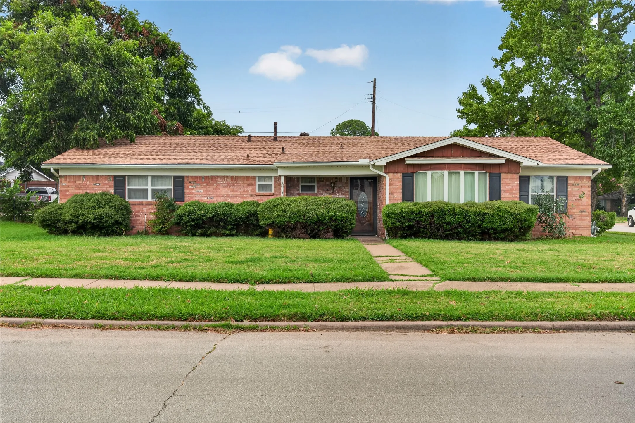 Single Family Residence For Sale in Dallas County , 1605 Weathered Street, Irving, Texas 75062, 4 Bedroom, 2 Bathroom, 2 Garage spaces, 2,212 Sqft, built in 1965, mls#21347596, Real Estate Agent in Irving, Homes For Sale in Dallas county, Homes For Sale in Irving, Realtor in Irving Texas, Real Estate Brokerage Independent Realty Texas, Luminita Cordes Realtor