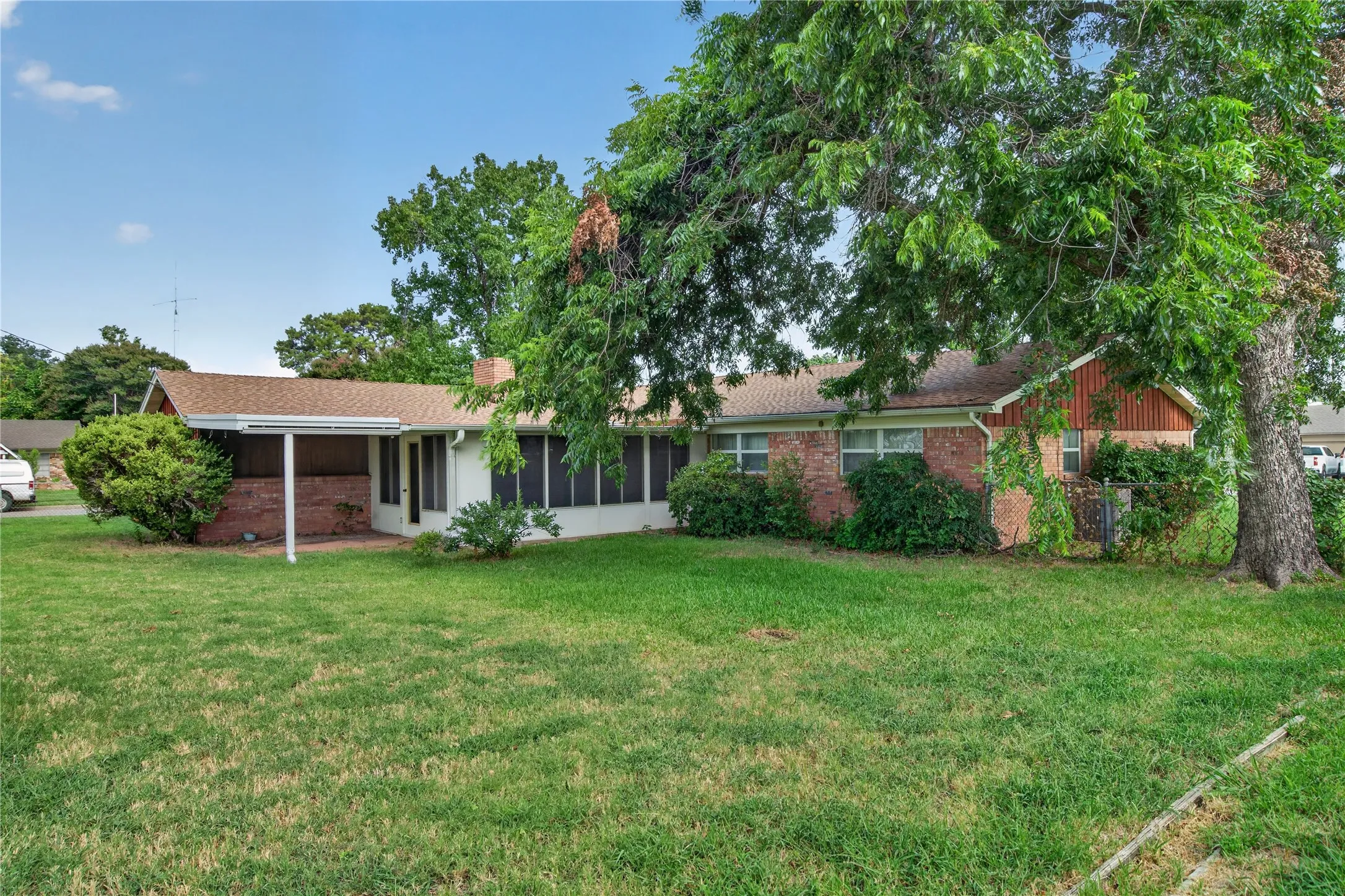 Single Family Residence For Sale in Dallas County , 1605 Weathered Street, Irving, Texas 75062, 4 Bedroom, 2 Bathroom, 2 Garage spaces, 2,212 Sqft, built in 1965, mls#21347596, Real Estate Agent in Irving, Homes For Sale in Dallas county, Homes For Sale in Irving, Realtor in Irving Texas, Real Estate Brokerage Independent Realty Texas, Luminita Cordes Realtor