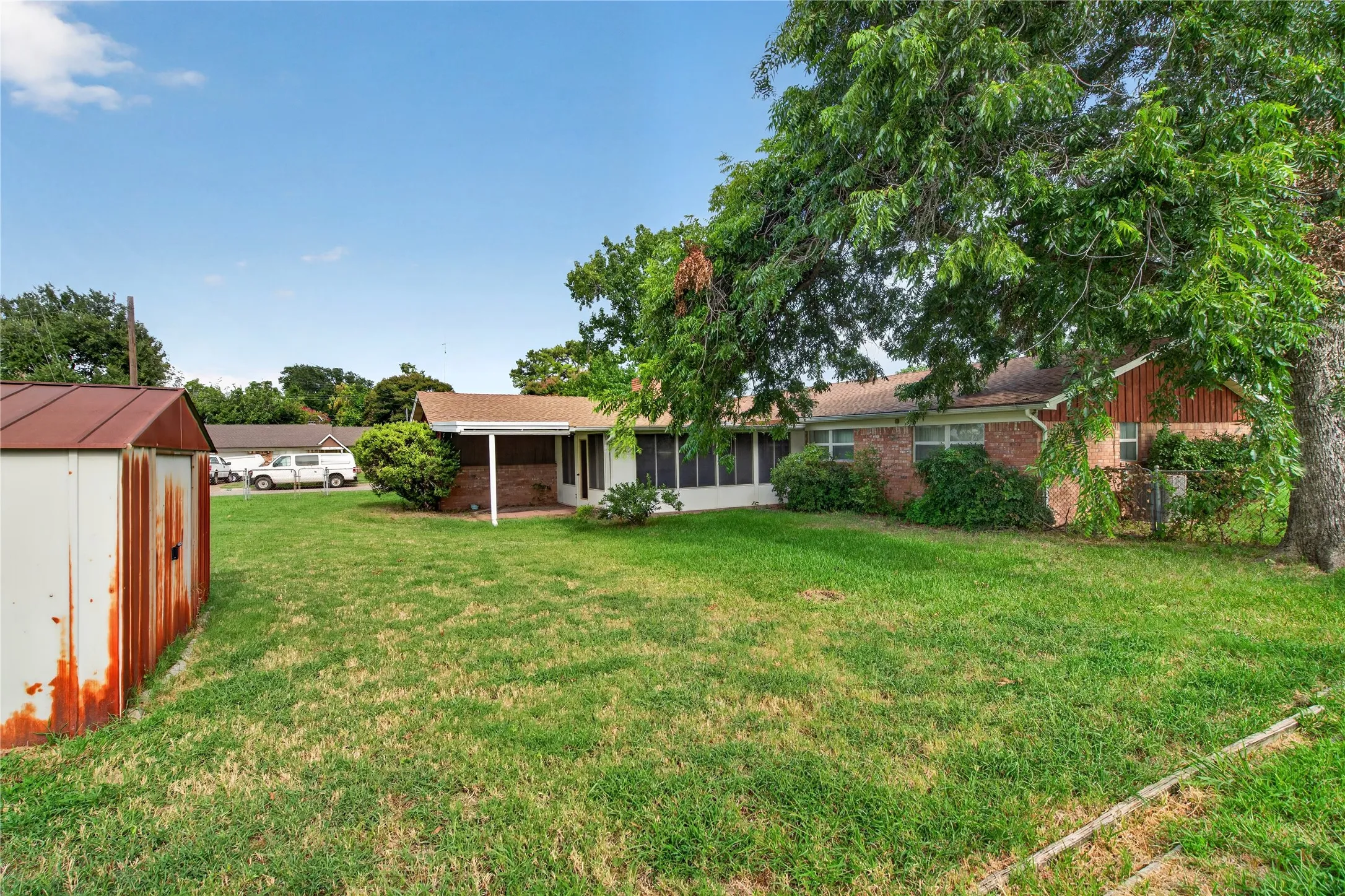 Single Family Residence For Sale in Dallas County , 1605 Weathered Street, Irving, Texas 75062, 4 Bedroom, 2 Bathroom, 2 Garage spaces, 2,212 Sqft, built in 1965, mls#21347596, Real Estate Agent in Irving, Homes For Sale in Dallas county, Homes For Sale in Irving, Realtor in Irving Texas, Real Estate Brokerage Independent Realty Texas, Luminita Cordes Realtor