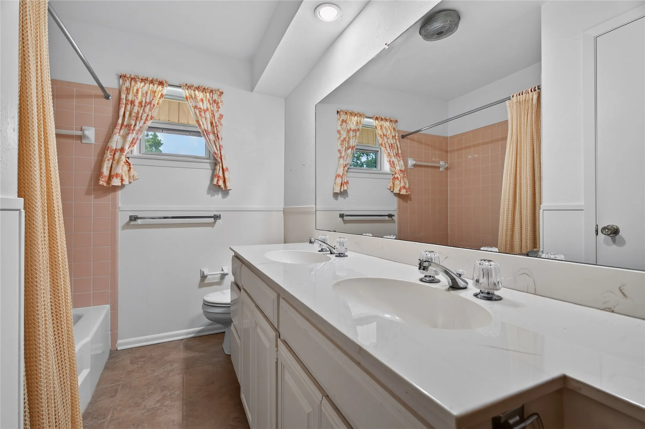 Single Family Residence For Sale in Dallas County , 1605 Weathered Street, Irving, Texas 75062, 4 Bedroom, 2 Bathroom, 2 Garage spaces, 2,212 Sqft, built in 1965, mls#21347596, Real Estate Agent in Irving, Homes For Sale in Dallas county, Homes For Sale in Irving, Realtor in Irving Texas, Real Estate Brokerage Independent Realty Texas, Luminita Cordes Realtor