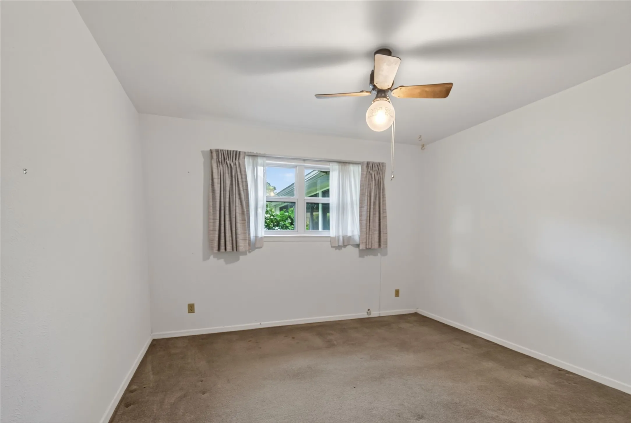 Single Family Residence For Sale in Dallas County , 1605 Weathered Street, Irving, Texas 75062, 4 Bedroom, 2 Bathroom, 2 Garage spaces, 2,212 Sqft, built in 1965, mls#21347596, Real Estate Agent in Irving, Homes For Sale in Dallas county, Homes For Sale in Irving, Realtor in Irving Texas, Real Estate Brokerage Independent Realty Texas, Luminita Cordes Realtor