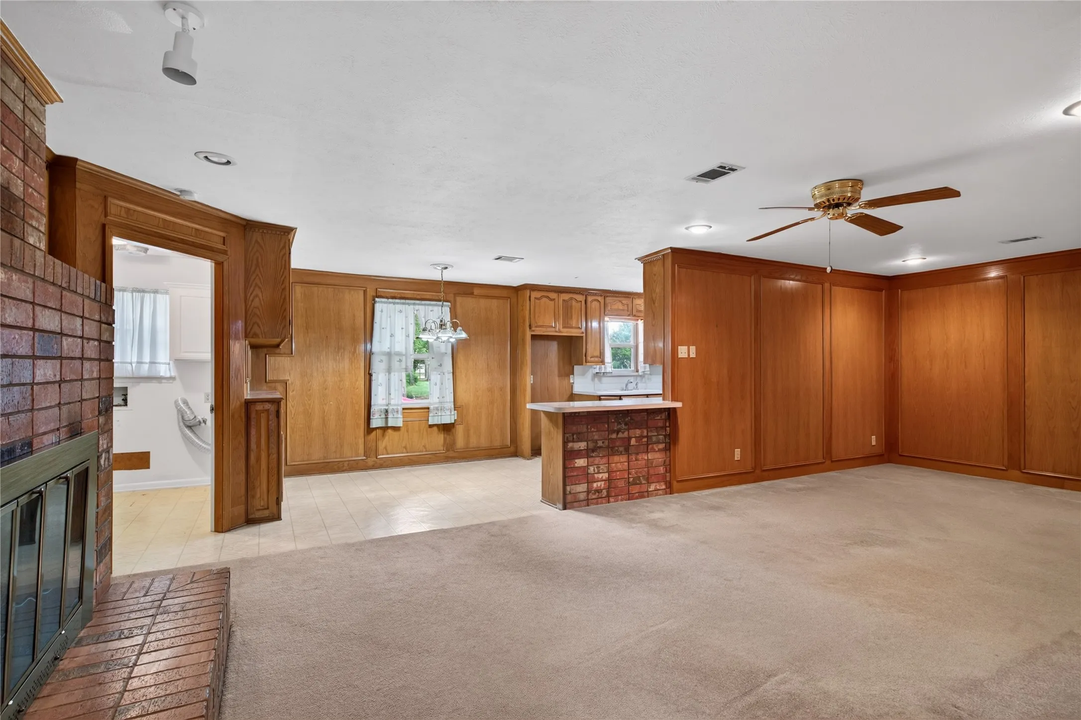 Single Family Residence For Sale in Dallas County , 1605 Weathered Street, Irving, Texas 75062, 4 Bedroom, 2 Bathroom, 2 Garage spaces, 2,212 Sqft, built in 1965, mls#21347596, Real Estate Agent in Irving, Homes For Sale in Dallas county, Homes For Sale in Irving, Realtor in Irving Texas, Real Estate Brokerage Independent Realty Texas, Luminita Cordes Realtor