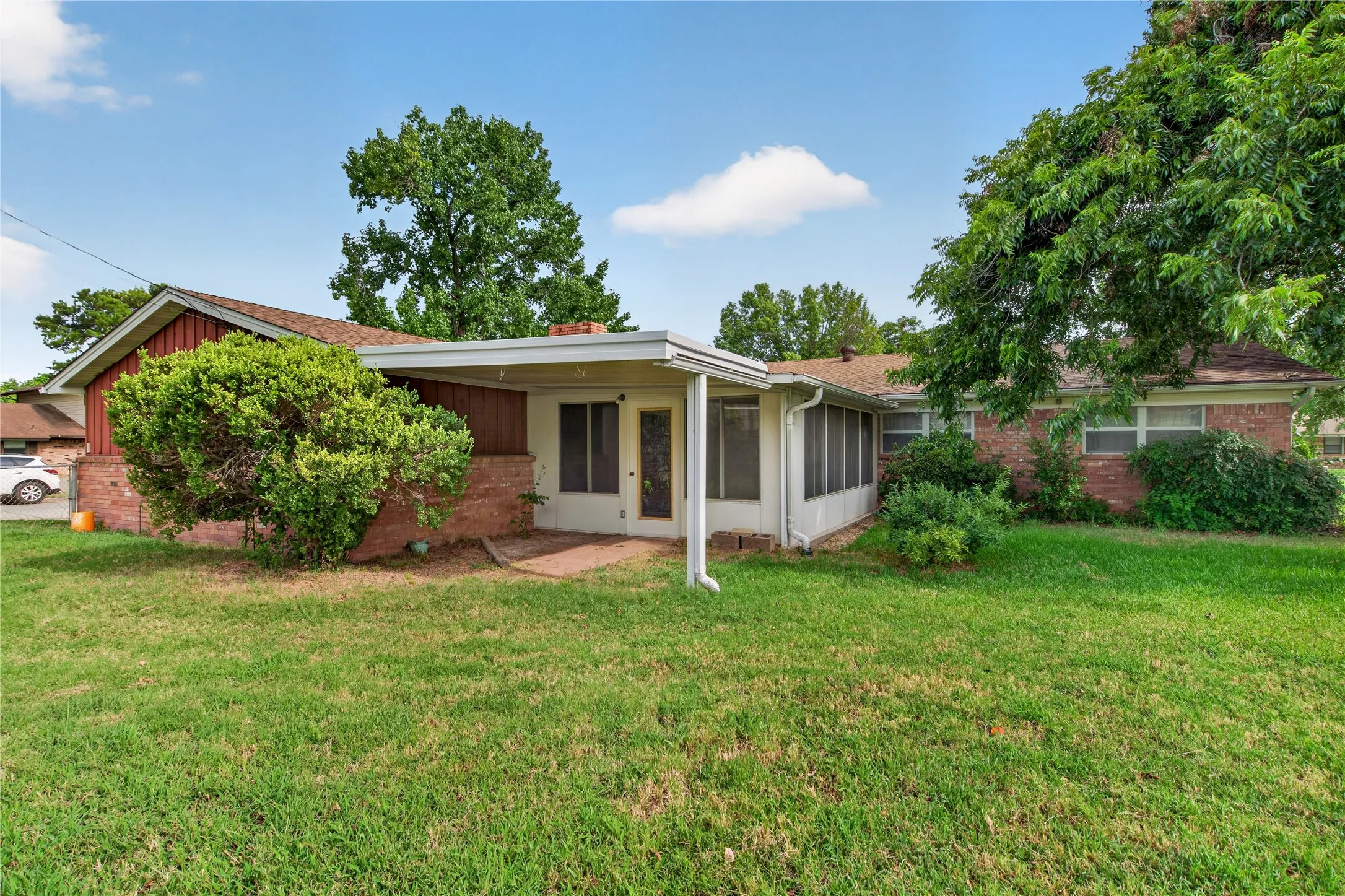 Single Family Residence For Sale in Dallas County , 1605 Weathered Street, Irving, Texas 75062, 4 Bedroom, 2 Bathroom, 2 Garage spaces, 2,212 Sqft, built in 1965, mls#21347596, Real Estate Agent in Irving, Homes For Sale in Dallas county, Homes For Sale in Irving, Realtor in Irving Texas, Real Estate Brokerage Independent Realty Texas, Luminita Cordes Realtor