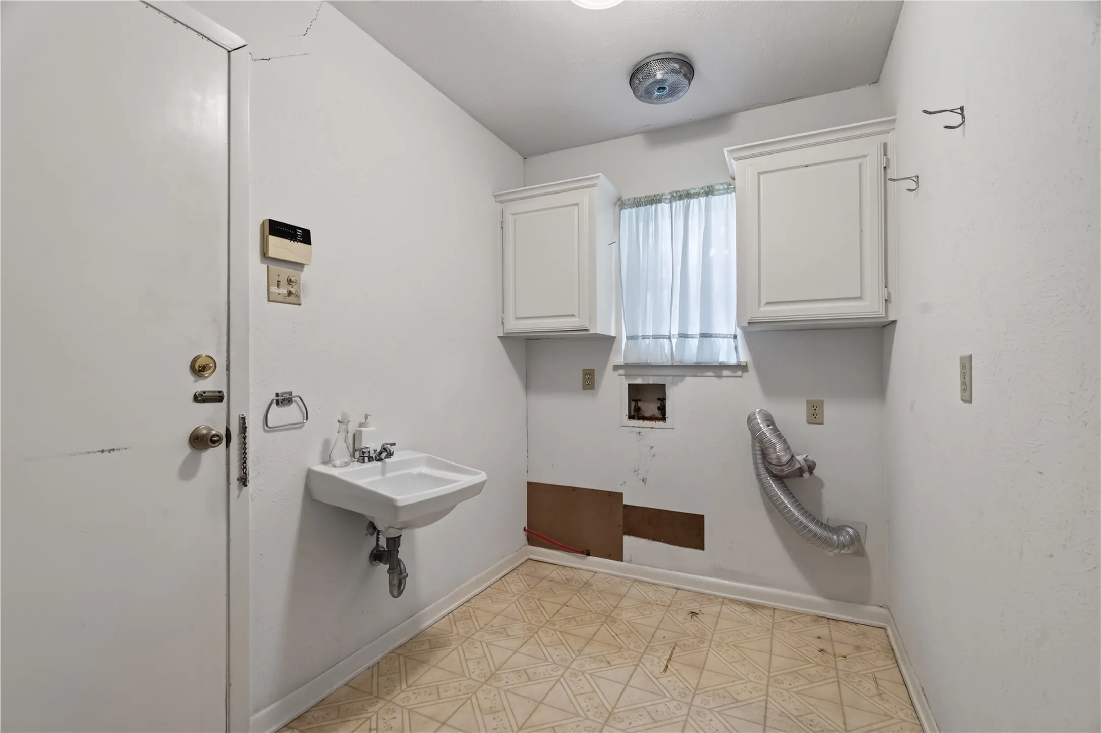 Single Family Residence For Sale in Dallas County , 1605 Weathered Street, Irving, Texas 75062, 4 Bedroom, 2 Bathroom, 2 Garage spaces, 2,212 Sqft, built in 1965, mls#21347596, Real Estate Agent in Irving, Homes For Sale in Dallas county, Homes For Sale in Irving, Realtor in Irving Texas, Real Estate Brokerage Independent Realty Texas, Luminita Cordes Realtor
