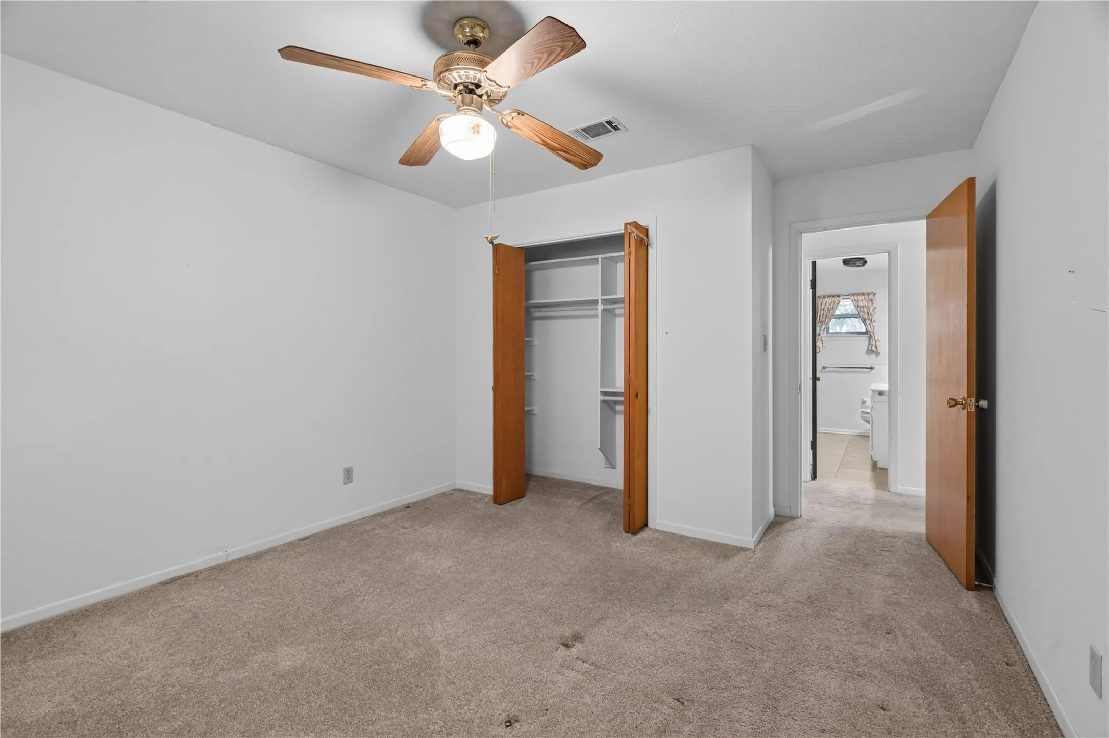 Single Family Residence For Sale in Dallas County , 1605 Weathered Street, Irving, Texas 75062, 4 Bedroom, 2 Bathroom, 2 Garage spaces, 2,212 Sqft, built in 1965, mls#21347596, Real Estate Agent in Irving, Homes For Sale in Dallas county, Homes For Sale in Irving, Realtor in Irving Texas, Real Estate Brokerage Independent Realty Texas, Luminita Cordes Realtor