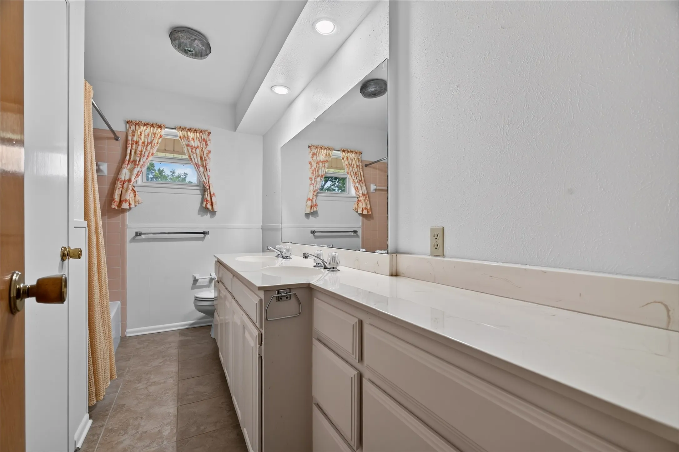 Single Family Residence For Sale in Dallas County , 1605 Weathered Street, Irving, Texas 75062, 4 Bedroom, 2 Bathroom, 2 Garage spaces, 2,212 Sqft, built in 1965, mls#21347596, Real Estate Agent in Irving, Homes For Sale in Dallas county, Homes For Sale in Irving, Realtor in Irving Texas, Real Estate Brokerage Independent Realty Texas, Luminita Cordes Realtor