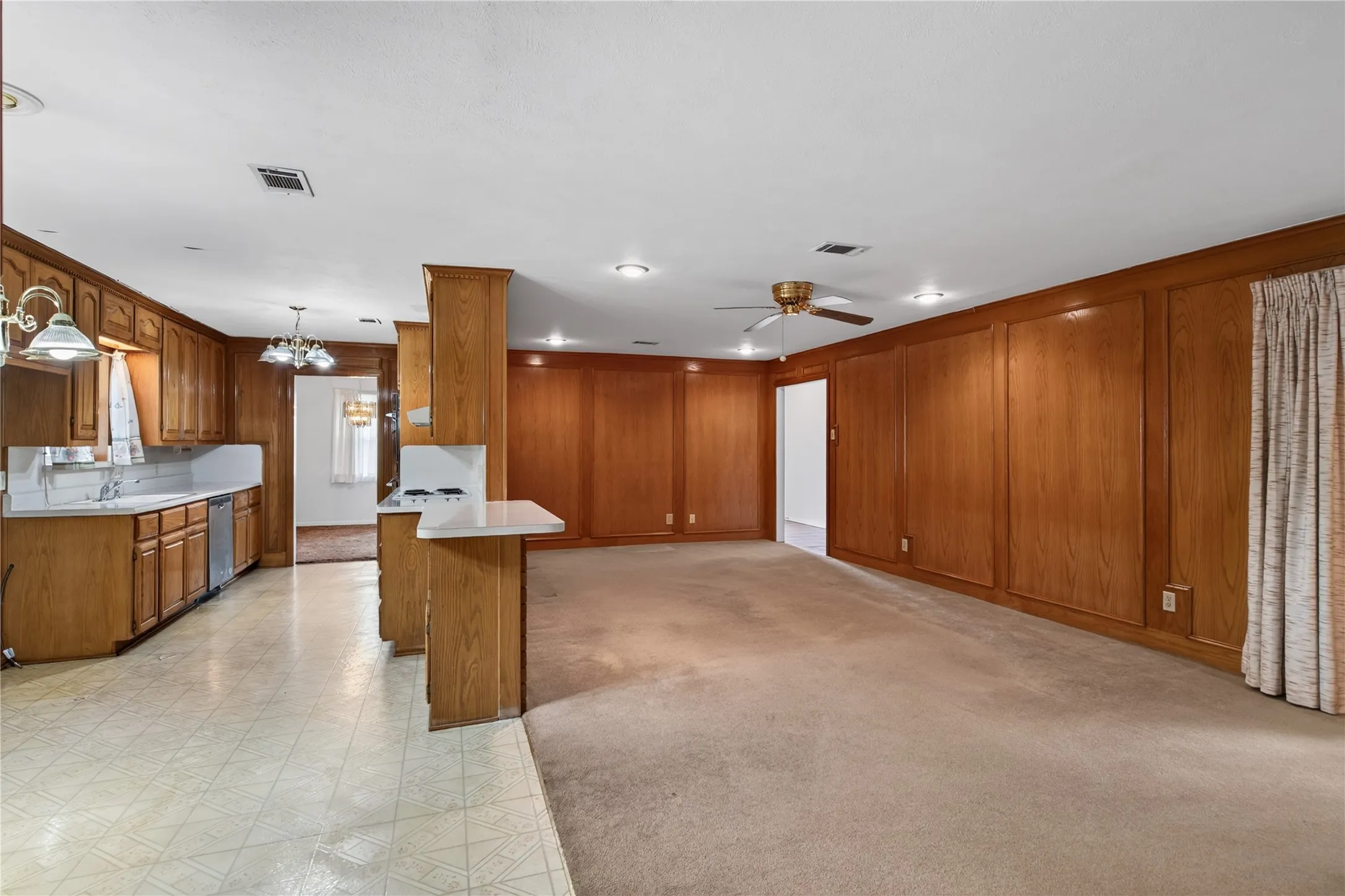 Single Family Residence For Sale in Dallas County , 1605 Weathered Street, Irving, Texas 75062, 4 Bedroom, 2 Bathroom, 2 Garage spaces, 2,212 Sqft, built in 1965, mls#21347596, Real Estate Agent in Irving, Homes For Sale in Dallas county, Homes For Sale in Irving, Realtor in Irving Texas, Real Estate Brokerage Independent Realty Texas, Luminita Cordes Realtor