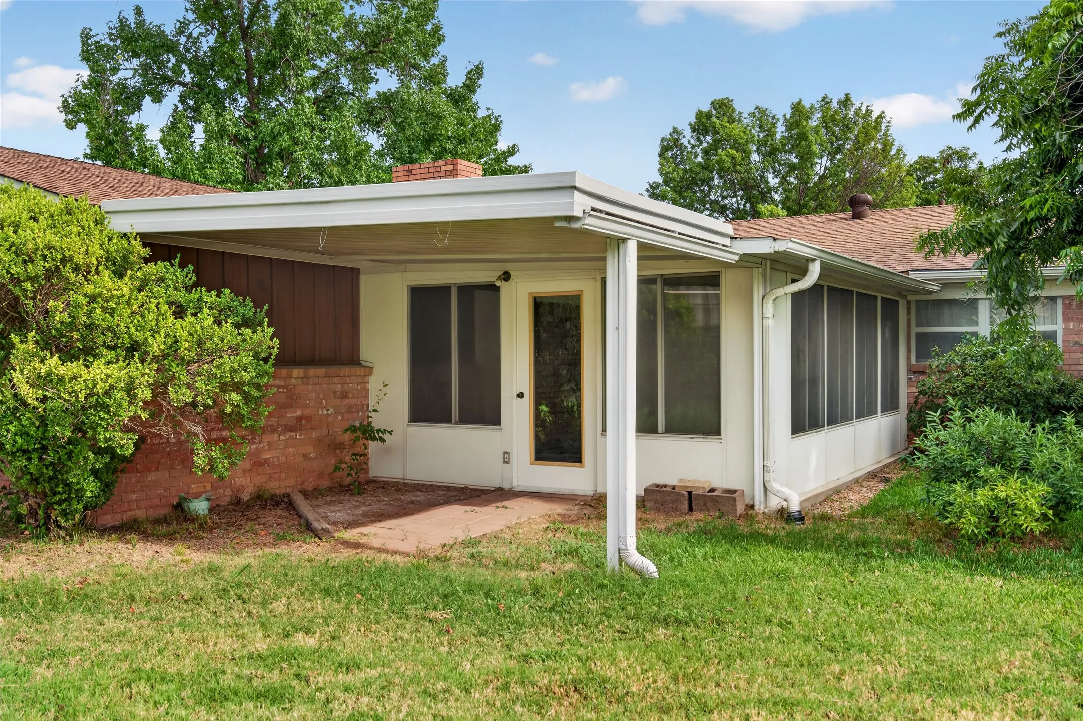 Single Family Residence For Sale in Dallas County , 1605 Weathered Street, Irving, Texas 75062, 4 Bedroom, 2 Bathroom, 2 Garage spaces, 2,212 Sqft, built in 1965, mls#21347596, Real Estate Agent in Irving, Homes For Sale in Dallas county, Homes For Sale in Irving, Realtor in Irving Texas, Real Estate Brokerage Independent Realty Texas, Luminita Cordes Realtor