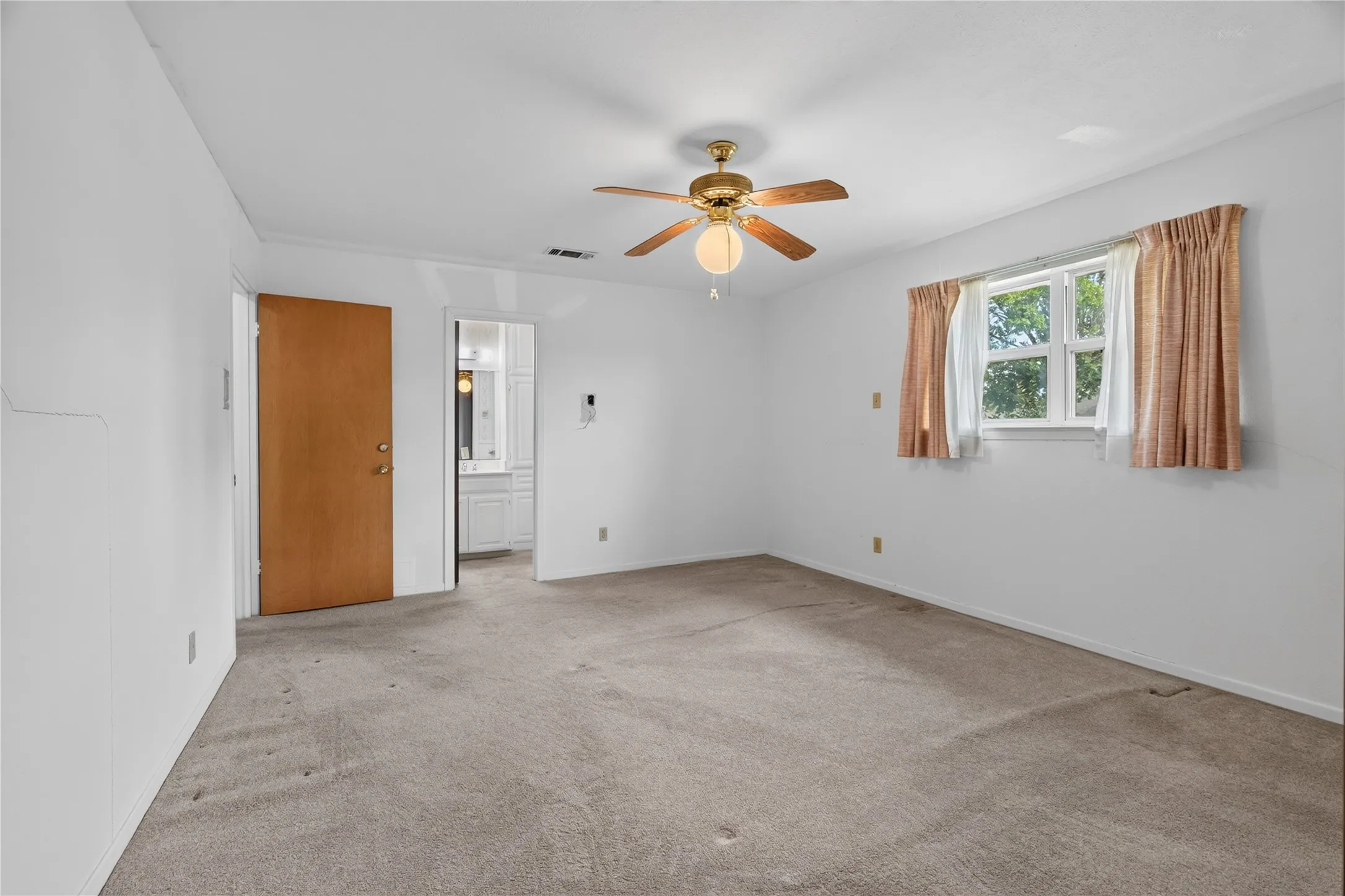 Single Family Residence For Sale in Dallas County , 1605 Weathered Street, Irving, Texas 75062, 4 Bedroom, 2 Bathroom, 2 Garage spaces, 2,212 Sqft, built in 1965, mls#21347596, Real Estate Agent in Irving, Homes For Sale in Dallas county, Homes For Sale in Irving, Realtor in Irving Texas, Real Estate Brokerage Independent Realty Texas, Luminita Cordes Realtor