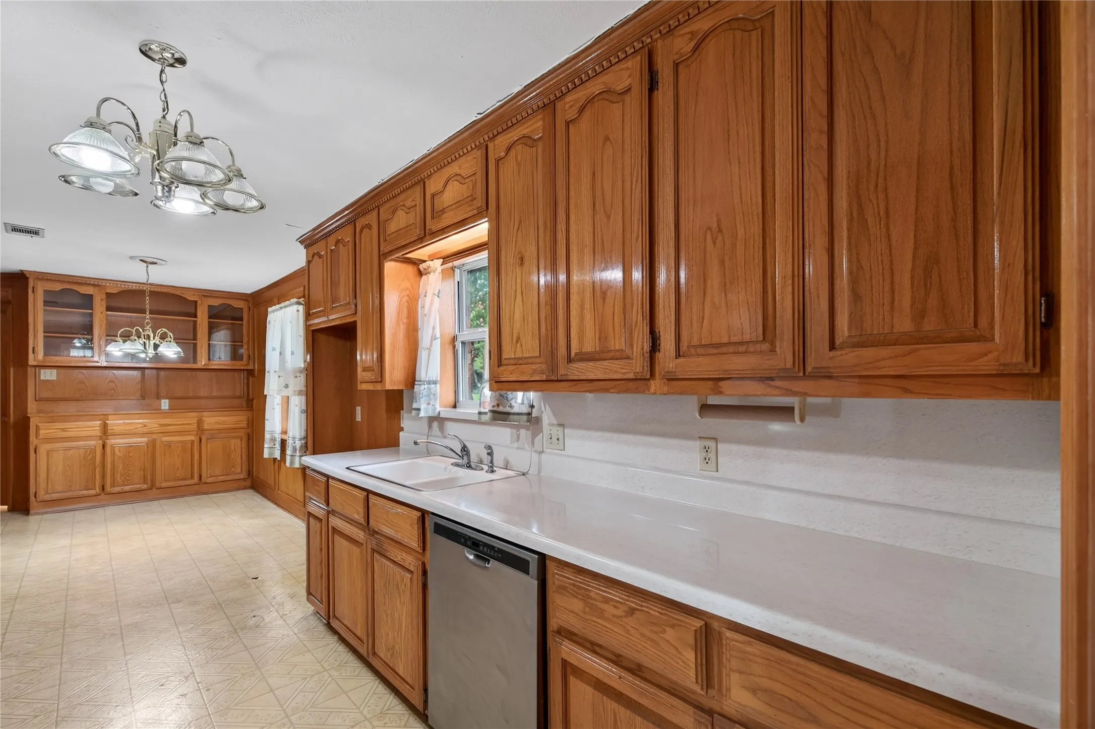 Single Family Residence For Sale in Dallas County , 1605 Weathered Street, Irving, Texas 75062, 4 Bedroom, 2 Bathroom, 2 Garage spaces, 2,212 Sqft, built in 1965, mls#21347596, Real Estate Agent in Irving, Homes For Sale in Dallas county, Homes For Sale in Irving, Realtor in Irving Texas, Real Estate Brokerage Independent Realty Texas, Luminita Cordes Realtor