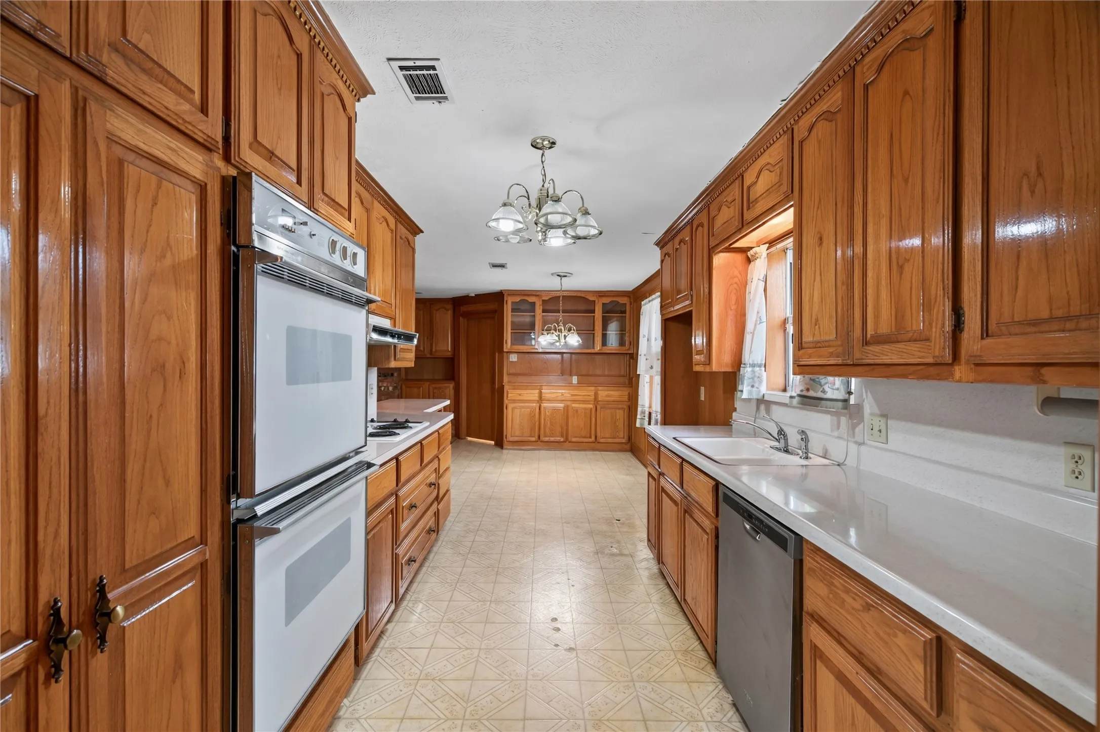 Single Family Residence For Sale in Dallas County , 1605 Weathered Street, Irving, Texas 75062, 4 Bedroom, 2 Bathroom, 2 Garage spaces, 2,212 Sqft, built in 1965, mls#21347596, Real Estate Agent in Irving, Homes For Sale in Dallas county, Homes For Sale in Irving, Realtor in Irving Texas, Real Estate Brokerage Independent Realty Texas, Luminita Cordes Realtor