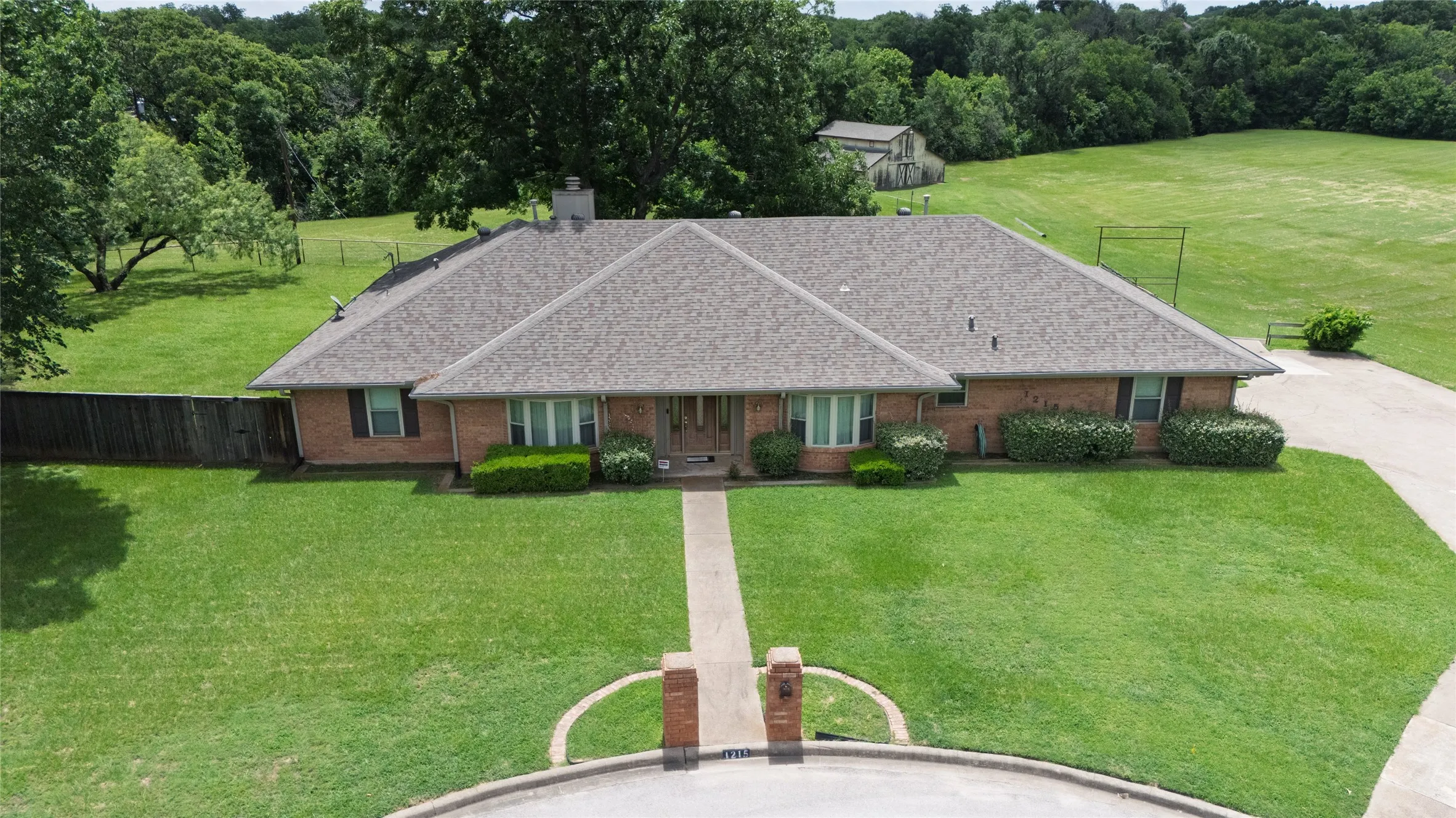 Single Family Residence For Sale in Tarrant County , 1215 Oakwood Trail, Southlake, Texas 76092, 4 Bedroom, 3 Bathroom, 2 Garage spaces, 2,700 Sqft, built in 1980, mls#21343826, Real Estate Agent in Southlake, Homes For Sale in Tarrant county, Homes For Sale in Southlake, Realtor in Southlake Texas, Real Estate Brokerage Independent Realty Texas, Luminita Cordes Realtor