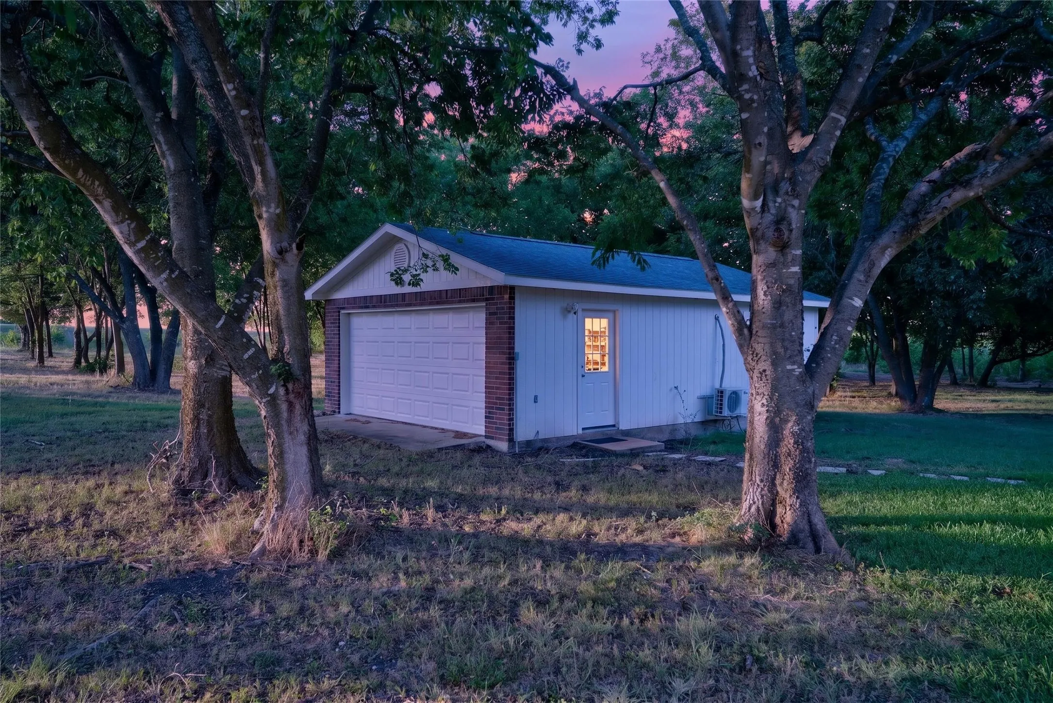 Single Family Residence For Sale in Ellis County , 135 Kirkpatrick Road, Ennis, Texas 75119, 3 Bedroom, 4 Bathroom, 6 Garage spaces, 3,482 Sqft, built in 2004, mls#21332011, Real Estate Agent in Ennis, Homes For Sale in Ellis county, Homes For Sale in Ennis, Realtor in Ennis Texas, Real Estate Brokerage Independent Realty Texas, Luminita Cordes Realtor