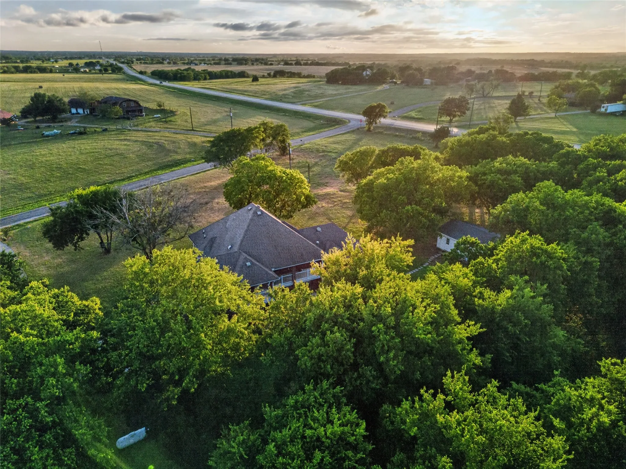Single Family Residence For Sale in Ellis County , 135 Kirkpatrick Road, Ennis, Texas 75119, 3 Bedroom, 4 Bathroom, 6 Garage spaces, 3,482 Sqft, built in 2004, mls#21332011, Real Estate Agent in Ennis, Homes For Sale in Ellis county, Homes For Sale in Ennis, Realtor in Ennis Texas, Real Estate Brokerage Independent Realty Texas, Luminita Cordes Realtor