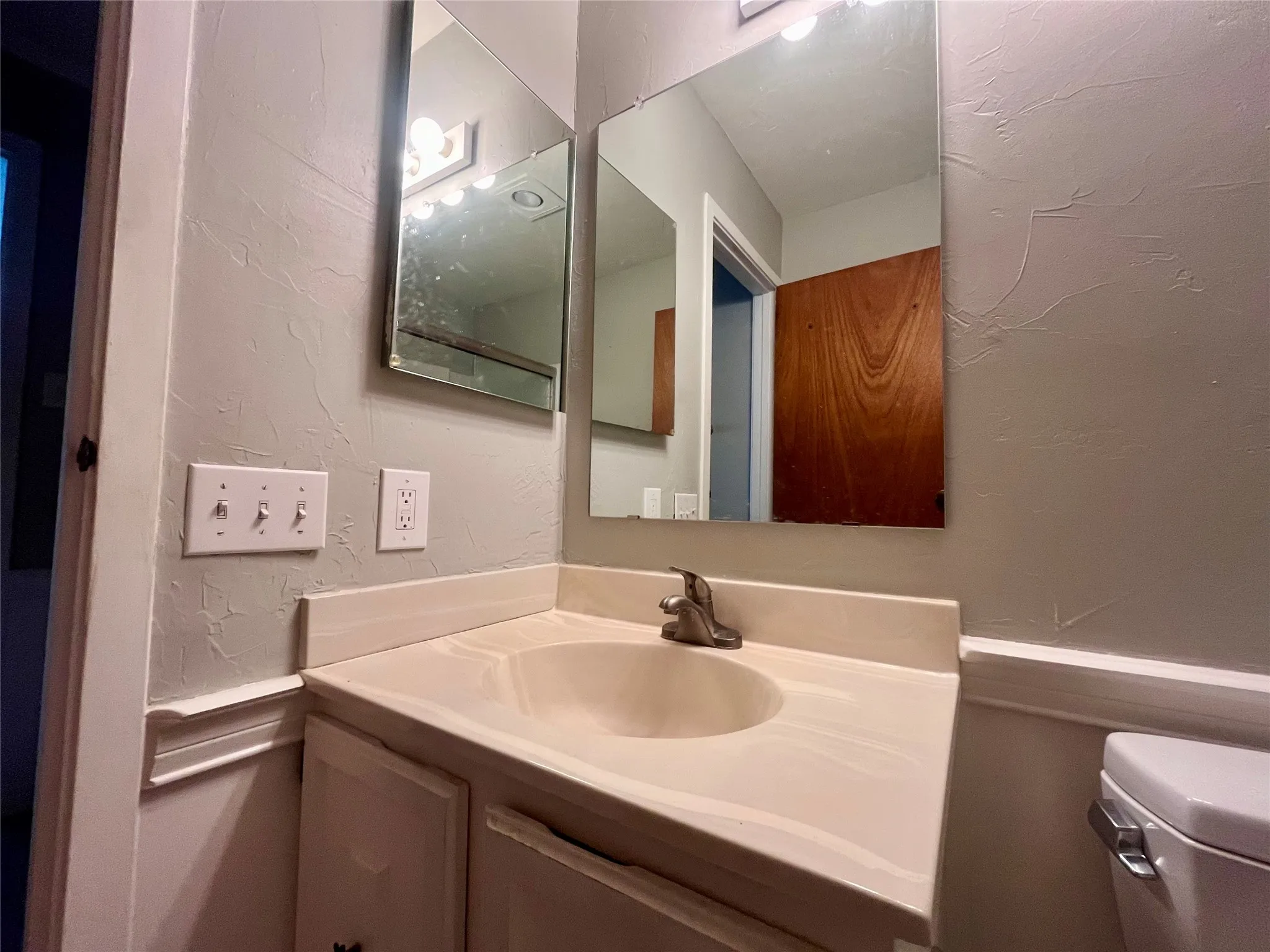 Single Family Residence For Sale in Dallas County , 7410 Boisenberry Lane, Dallas, Texas 75249, 4 Bedroom, 3 Bathroom, 2 Garage spaces, 2,435 Sqft, built in 1981, mls#21346924, Real Estate Agent in Dallas, Homes For Sale in Dallas county, Homes For Sale in Dallas, Realtor in Dallas Texas, Real Estate Brokerage Independent Realty Texas, Luminita Cordes Realtor